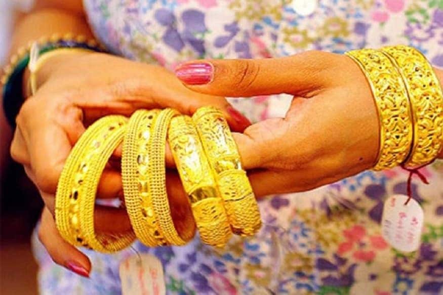 અમાદાવાદ માર્કેટમાં સોના-ચાંદીના ભાવ (Gold-Silver price in Ahmedabad): અમદાવાદ માર્કેટમાં ચાંદીમાં પ્રતિ કિલો 500 રૂપિયાનો વધારો નોંધાતા ચાંદી ચોરસા 51,500 રૂપિયા અને ચાંદી રુપું 51,300 રૂપિયાની સપાટીએ બંધ રહી હતી. જ્યારે સોનાના ભાવમાં પ્રતિ 10 ગ્રામ 300 રૂપિયાનો ઘટાડો નોંધાતા સોનું સ્ટાન્ડર્ડ (99.9) 50,600 રૂપિયા અને સોનું તેજાબી (99.5) 50,400 રૂપિયાના સ્તરે બંધ રહ્યું હતું. (પ્રતિકાત્મક તસવીર) અમાદાવાદ માર્કેટમાં સોના-ચાંદીના ભાવ (Gold-Silver price in Ahmedabad): અમદાવાદ માર્કેટમાં ચાંદીમાં પ્રતિ કિલો 500 રૂપિયાનો વધારો નોંધાતા ચાંદી ચોરસા 51,500 રૂપિયા અને ચાંદી રુપું 51,300 રૂપિયાની સપાટીએ બંધ રહી હતી. જ્યારે સોનાના ભાવમાં પ્રતિ 10 ગ્રામ 300 રૂપિયાનો ઘટાડો નોંધાતા સોનું સ્ટાન્ડર્ડ (99.9) 50,600 રૂપિયા અને સોનું તેજાબી (99.5) 50,400 રૂપિયાના સ્તરે બંધ રહ્યું હતું. (પ્રતિકાત્મક તસવીર)