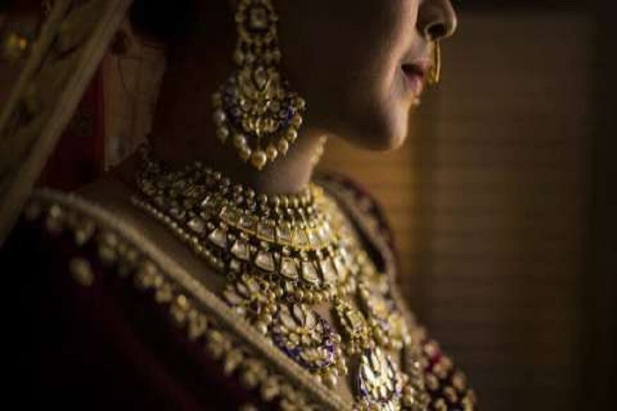 અમદાવાદઃ વૈશ્વિક આર્થિક અનિશ્વિતતાના પગલે રોકાણકારોનો મૂડ સોના-ચાંદીમાં રોકાણ કરવાનો બન્યો છે. જેના પગલે સોના-ચાંદીના ભાવમાં વધારો થયો છે. સ્થાનિક બજારમાં પણ સોના-ચાંદીના ભાવમાં મોટો ફેરફાર જોવા મળ્યો હતો. અમદાવાદ સોનાના (Gold price today) ભાવમાં પ્રતિ 10 ગ્રામ 300 રૂપિયાનો વધારો નોંધાયો હતો. જ્યારે એક કિલો ચાંદીના (Silver price today) ભાવમાં 800 રૂપિયાની તેજી જોવા મળી હતી. જ્યારે હોલમાર્ક દાગીનાના ભાવમાં પણ પ્રતિ 10 ગ્રામ 290 રૂપિયાનો વધારો નોંધાયો હતો. (પ્રતિકાત્મક તસવીર) અમદાવાદઃ વૈશ્વિક આર્થિક અનિશ્વિતતાના પગલે રોકાણકારોનો મૂડ સોના-ચાંદીમાં રોકાણ કરવાનો બન્યો છે. જેના પગલે સોના-ચાંદીના ભાવમાં વધારો થયો છે. સ્થાનિક બજારમાં પણ સોના-ચાંદીના ભાવમાં મોટો ફેરફાર જોવા મળ્યો હતો. અમદાવાદ સોનાના (Gold price today) ભાવમાં પ્રતિ 10 ગ્રામ 300 રૂપિયાનો વધારો નોંધાયો હતો. જ્યારે એક કિલો ચાંદીના (Silver price today) ભાવમાં 800 રૂપિયાની તેજી જોવા મળી હતી. જ્યારે હોલમાર્ક દાગીનાના ભાવમાં પણ પ્રતિ 10 ગ્રામ 290 રૂપિયાનો વધારો નોંધાયો હતો. (પ્રતિકાત્મક તસવીર)