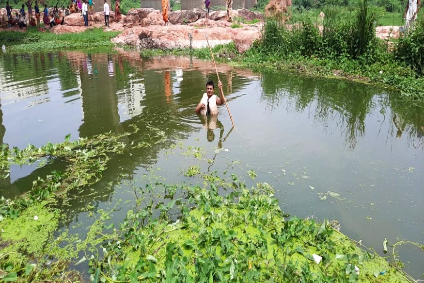બનાવની વિગત એવી છે કે હિમ્મતનગરમાં બાયપાસ પાસેથી હાથમતી નદી પસાર થાય છે. હાલમાં ચોમાસા પહેલાં નદીમાં ખાસ પાણી નથી છતાં નદી ઉંડી છે અને શેવાળ જામેલું છે. તેવામાં આજે હિમ્મતનગરમાં માસીના ઘરે લગ્નપ્રસંગે કલાલોથી આવેલો એક યુવક ન્હાવા માટે પડ્યો હતો. બનાવની વિગત એવી છે કે હિમ્મતનગરમાં બાયપાસ પાસેથી હાથમતી નદી પસાર થાય છે. હાલમાં ચોમાસા પહેલાં નદીમાં ખાસ પાણી નથી છતાં નદી ઉંડી છે અને શેવાળ જામેલું છે. તેવામાં આજે હિમ્મતનગરમાં માસીના ઘરે લગ્નપ્રસંગે કલાલોથી આવેલો એક યુવક ન્હાવા માટે પડ્યો હતો.