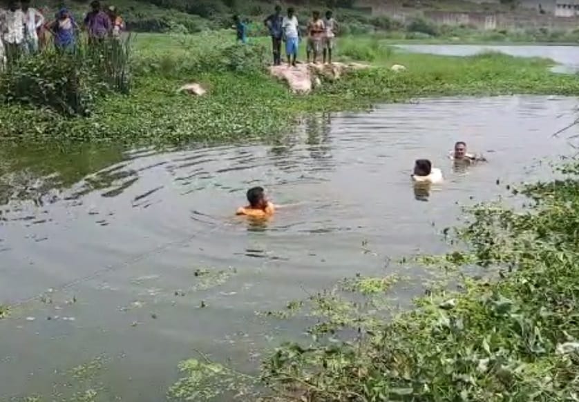 દરમિયાન બે કલાક જેટલી શોધખોળના અંતે નદીના પાણીમાં ડૂબી ગયેલો રવિ મળી આવ્યો હતો. જોકે, તેના શરીરમાં પ્રાણનું પંખેરૂં ઉડી ગયું હતું. નદીનું પાણી ઘુસી જવાથી તેના શ્વાસ રૂંધાઈ ગયા હશે તેવું અનુમાન હતું. દરમિયાન બે કલાક જેટલી શોધખોળના અંતે નદીના પાણીમાં ડૂબી ગયેલો રવિ મળી આવ્યો હતો. જોકે, તેના શરીરમાં પ્રાણનું પંખેરૂં ઉડી ગયું હતું. નદીનું પાણી ઘુસી જવાથી તેના શ્વાસ રૂંધાઈ ગયા હશે તેવું અનુમાન હતું.