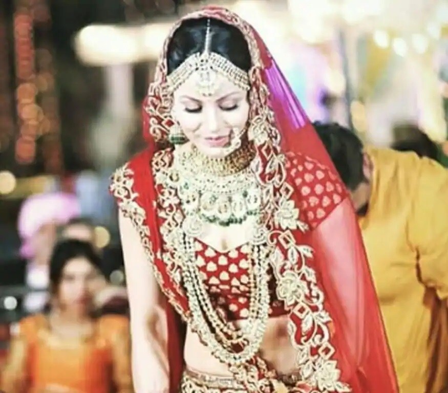 સોશિયલ મીડિયામાં હાલ આ તસવીરો ઝડપથી વાયરલ થઇ રહી છે. અને પોસ્ટ લોકડાઉન તેમના લગ્નની ખબરો આવી છે. જેમાં ઉર્વશી લાલ રંગના સુંદર દુલ્હન અવતારમાં નજરે પડે છે (ફોટો સભાર- @goutam_gulati/Instagram) સોશિયલ મીડિયામાં હાલ આ તસવીરો ઝડપથી વાયરલ થઇ રહી છે. અને પોસ્ટ લોકડાઉન તેમના લગ્નની ખબરો આવી છે. જેમાં ઉર્વશી લાલ રંગના સુંદર દુલ્હન અવતારમાં નજરે પડે છે (ફોટો સભાર- @goutam_gulati/Instagram)