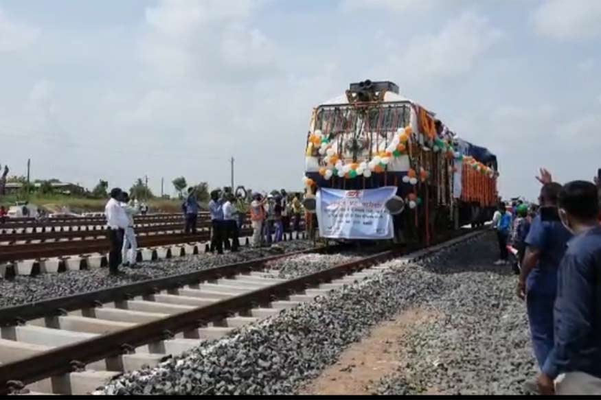 વિભુ પટેલ, અમદાવાદ : ડીએફસી એટલે ડેડીકેટેડ ફ્રેટ કોરીડોર, જે દેશનો મહત્ત્વનીની પરિયોજના છે. વેસ્ટર્ન ડીએફસ રૂટની 1,530 કિલોમીટરની કામગીરી મુંબઈ નજીક જેએનપીટીથી દિલ્લી નજીક દાદરી સુધીની ચાલી રહી છે. દાદરીથી અજમેર સુધીની કામગીરી પૂર્ણ થયા બાદ ટ્રાયલ પણ પૂર્ણ કરી દેવામાં આવ્યું છે. જ્યારે અજમેરથી પાલનપુર સુધીની 350 કિલોમીટર લાંબા ટ્રેક સહિતની કામગીરી પણ પૂર્ણ થતા ટ્રાયલ કરવામાં આવ્યું હતું, જે સફળ રહ્યું છે. વિભુ પટેલ, અમદાવાદ : ડીએફસી એટલે ડેડીકેટેડ ફ્રેટ કોરીડોર, જે દેશનો મહત્ત્વનીની પરિયોજના છે. વેસ્ટર્ન ડીએફસ રૂટની 1,530 કિલોમીટરની કામગીરી મુંબઈ નજીક જેએનપીટીથી દિલ્લી નજીક દાદરી સુધીની ચાલી રહી છે. દાદરીથી અજમેર સુધીની કામગીરી પૂર્ણ થયા બાદ ટ્રાયલ પણ પૂર્ણ કરી દેવામાં આવ્યું છે. જ્યારે અજમેરથી પાલનપુર સુધીની 350 કિલોમીટર લાંબા ટ્રેક સહિતની કામગીરી પણ પૂર્ણ થતા ટ્રાયલ કરવામાં આવ્યું હતું, જે સફળ રહ્યું છે.