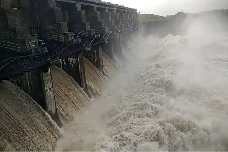 વરસાદી સિસ્ટમ સક્રિય (Rainwater system activated) થવાને કારણે 3 દિવસ સુધી રાજ્યમાં અસર રહેશે. અમદાવાદમાં સામાન્યથી માધ્યમ વરસાદની આગાહી કરવામાં આવી છે. 3 દિવસમાં ગુજરાત ને ખુબ જ સારો વરસાદ મળશે. 3 દિવસ સુધી માછીમારો ને દરિયો ન ખેડવા સૂચના આવી છે. આ વરસાદથી ખેડૂતોને સારી રાહત મળશે. રાજ્યમાં અત્યાર સુધીમાં 22 ટકા વરસાદ વરસ્યો છે. વરસાદી સિસ્ટમ સક્રિય (Rainwater system activated) થવાને કારણે 3 દિવસ સુધી રાજ્યમાં અસર રહેશે. અમદાવાદમાં સામાન્યથી માધ્યમ વરસાદની આગાહી કરવામાં આવી છે. 3 દિવસમાં ગુજરાત ને ખુબ જ સારો વરસાદ મળશે. 3 દિવસ સુધી માછીમારો ને દરિયો ન ખેડવા સૂચના આવી છે. આ વરસાદથી ખેડૂતોને સારી રાહત મળશે. રાજ્યમાં અત્યાર સુધીમાં 22 ટકા વરસાદ વરસ્યો છે.