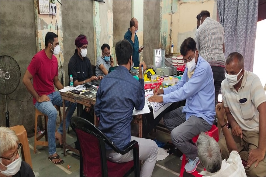 વિગતે ઘટનાની વાત કરીએ તો, શહેરમાં આવેલા બેગમપુરા વિસ્તારમાં આવેલા તુલસી ફળિયામાં ચાલતાં જુગારધામ પર દરોડા પાડવામાં આવ્યાં છે. સ્ટેટમોનિટરીંગ સેલ દ્વારા પાડવામાં આવેલા દરોડામાં 99 જેટલા જુગારીઓ ઝડપાયા છે. આસિફ ગાંડાના જુગારધામ પર પડેલા આ દરોડામાં પોલીસને લાખો રૂપિયાનો મુદ્દામાલ પણ મળી આવ્યાં છે. સિલાઈ મશીનના કામની આડમાં જુગારધામ ચલાવવામાં આવતું હોવાનું ચર્ચાઈ રહ્યું છે. હાલ પોલીસે આરોપીઓને ઝડપી લઈ વધુ તપાસ હાથ ધરી છે. વિગતે ઘટનાની વાત કરીએ તો, શહેરમાં આવેલા બેગમપુરા વિસ્તારમાં આવેલા તુલસી ફળિયામાં ચાલતાં જુગારધામ પર દરોડા પાડવામાં આવ્યાં છે. સ્ટેટમોનિટરીંગ સેલ દ્વારા પાડવામાં આવેલા દરોડામાં 99 જેટલા જુગારીઓ ઝડપાયા છે. આસિફ ગાંડાના જુગારધામ પર પડેલા આ દરોડામાં પોલીસને લાખો રૂપિયાનો મુદ્દામાલ પણ મળી આવ્યાં છે. સિલાઈ મશીનના કામની આડમાં જુગારધામ ચલાવવામાં આવતું હોવાનું ચર્ચાઈ રહ્યું છે. હાલ પોલીસે આરોપીઓને ઝડપી લઈ વધુ તપાસ હાથ ધરી છે.