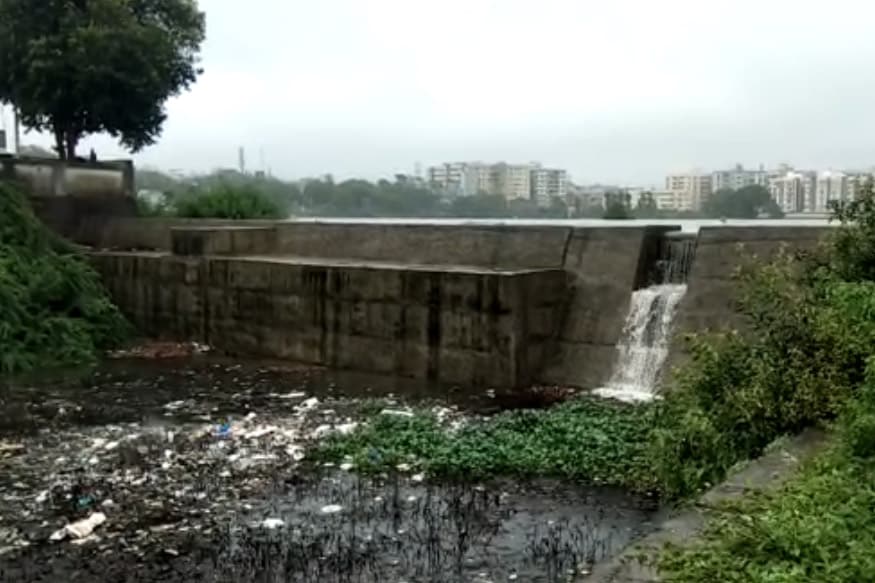 જૂનાગઢના ગીરનાર પર્વત પર ભારે વરસાદ થતા વિલિંગ્ડન ડેમ પહેલા વરસાદે ઓવરફ્લો થતા જૂનાગઢ મ્યુનિસિપલ કમિશરને ડેમની મુલાકાત લીધી હતી. તેઓએ આનંદ વ્યક્ત કરતા જણાવ્યું હતું કે, "ગત વર્ષે સારો વરસાદ થતા જૂનાગઢ શહેરમાં પાણીનો કોઈ પ્રશ્ન ન હતો. જૂનાગઢ ની 60% વસ્તીને પાણી પૂરું પાડતા બે ડેમો પ્રથમ વરસાદે ઓવર ફલો થયા છે. હવે અમારી પાણીની અધૂરી કામગીરીમાં ઝડપ આવશે. પાણીનો પ્રશ્ન કાયમી માટે હલ થશે." જૂનાગઢના ગીરનાર પર્વત પર ભારે વરસાદ થતા વિલિંગ્ડન ડેમ પહેલા વરસાદે ઓવરફ્લો થતા જૂનાગઢ મ્યુનિસિપલ કમિશરને ડેમની મુલાકાત લીધી હતી. તેઓએ આનંદ વ્યક્ત કરતા જણાવ્યું હતું કે, "ગત વર્ષે સારો વરસાદ થતા જૂનાગઢ શહેરમાં પાણીનો કોઈ પ્રશ્ન ન હતો. જૂનાગઢ ની 60% વસ્તીને પાણી પૂરું પાડતા બે ડેમો પ્રથમ વરસાદે ઓવર ફલો થયા છે. હવે અમારી પાણીની અધૂરી કામગીરીમાં ઝડપ આવશે. પાણીનો પ્રશ્ન કાયમી માટે હલ થશે."
