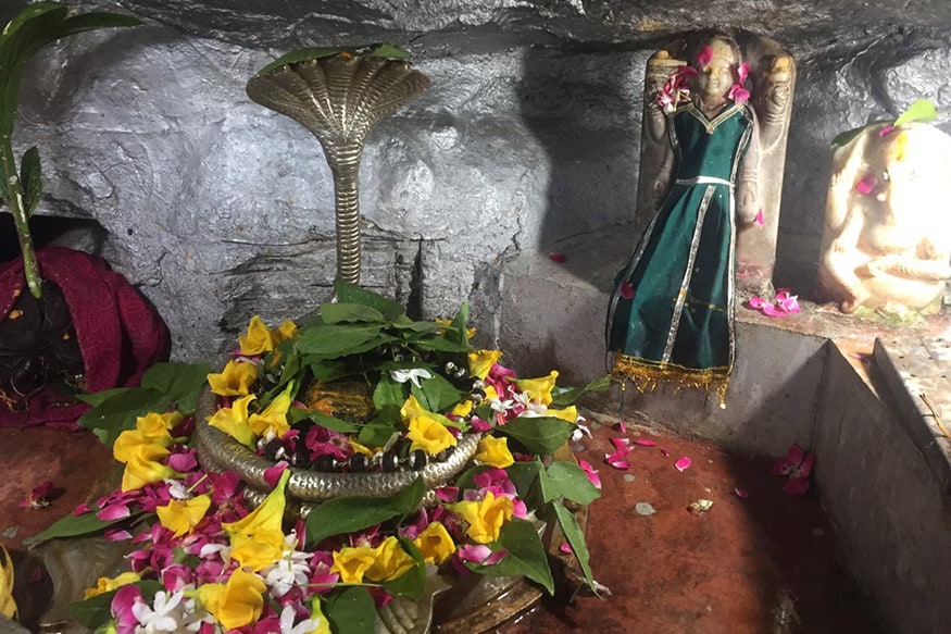 જૂનાગઢમાં ભારે વરસાદથી દામોદર કુંડમાં નવા પાણીની આવક થઈ છે. કાળવા અને સોનરખ નદીમાં પણ નવા નીર આવ્યા છે. તો જૂનાગઢ શહેરની મધ્યમાં આવેલું નરસિંહ મહેતા સરોવર ઓવરફ્લો થયું છે. ગીરનારમાં વરસાદને લઈને પાણીની આવક થતાં તળાવ ઓવરફ્લો થયું છે. સરવરો છલકાતા આસપાસના રહેણાંક વિસ્તારમાં પાણીના સ્તર ઊંચા આવશે. જૂનાગઢમાં ભારે વરસાદથી દામોદર કુંડમાં નવા પાણીની આવક થઈ છે. કાળવા અને સોનરખ નદીમાં પણ નવા નીર આવ્યા છે. તો જૂનાગઢ શહેરની મધ્યમાં આવેલું નરસિંહ મહેતા સરોવર ઓવરફ્લો થયું છે. ગીરનારમાં વરસાદને લઈને પાણીની આવક થતાં તળાવ ઓવરફ્લો થયું છે. સરવરો છલકાતા આસપાસના રહેણાંક વિસ્તારમાં પાણીના સ્તર ઊંચા આવશે.