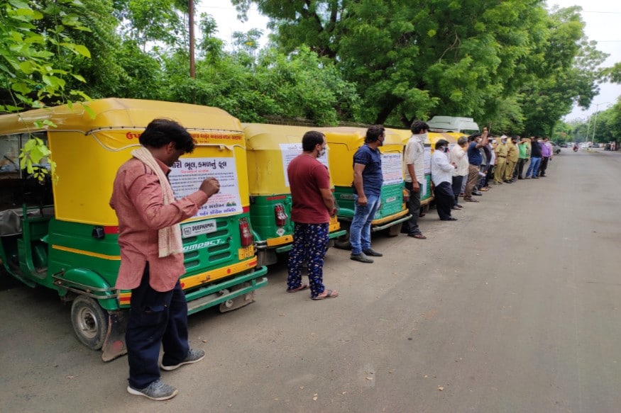 મયૂર માકડિયા, અમદાવાદ : અમારી ભૂલ કમળનું ફૂલ નામના પોસ્ટર રીક્ષા પાછળ લગાવી અમદાવાદ શહેરના રીક્ષા ચાલકોએ રાજ્યની ભાજપ સરકાર સામે રસ્તાપર આંદોલન ની શરૂવાત કરી છે. અમદાવાદ શહેરના રીક્ષા ચાલકોની હાલત એ વૈશ્વિક મહામારી કોરોના ને પગલે આપવામાં આવેલા લોકડાઉન માં અમદાવાદ શહેર ના રીક્ષા ચાલકોની હાલત એ કફોડી થઈ છે.ત્યારે રાજ્યની ભાજપ સરકર સમક્ષ પોતાની જુદી જુદી 5 માંગણીઓ સાથે રજુવાત કરવા છતાં હજુ કોઈ નિરાકરણ ન આવતા રીક્ષા યુનિયનો દ્વારા આ વિરોધ કરવામાં આવી રહ્યો છે. મયૂર માકડિયા, અમદાવાદ : અમારી ભૂલ કમળનું ફૂલ નામના પોસ્ટર રીક્ષા પાછળ લગાવી અમદાવાદ શહેરના રીક્ષા ચાલકોએ રાજ્યની ભાજપ સરકાર સામે રસ્તાપર આંદોલન ની શરૂવાત કરી છે. અમદાવાદ શહેરના રીક્ષા ચાલકોની હાલત એ વૈશ્વિક મહામારી કોરોના ને પગલે આપવામાં આવેલા લોકડાઉન માં અમદાવાદ શહેર ના રીક્ષા ચાલકોની હાલત એ કફોડી થઈ છે.ત્યારે રાજ્યની ભાજપ સરકર સમક્ષ પોતાની જુદી જુદી 5 માંગણીઓ સાથે રજુવાત કરવા છતાં હજુ કોઈ નિરાકરણ ન આવતા રીક્ષા યુનિયનો દ્વારા આ વિરોધ કરવામાં આવી રહ્યો છે.