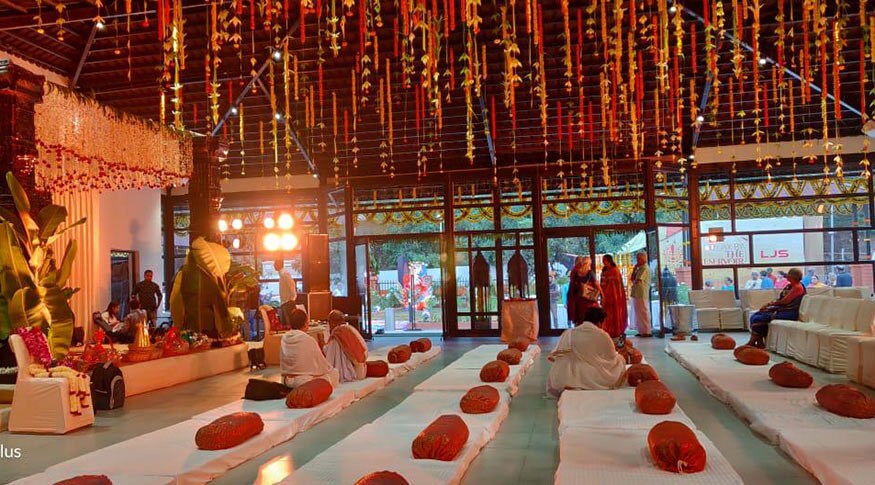 દરમિયાન પ્રાપ્ત અહેવાલો મુજબ રાજકોટમાં આગામી એક સપ્તાહમાં એક હજાર લગ્ન સમારંભ હોવાનું સામે આવી રહ્યું છે. આ લગ્ન સમારંભો માટે અગાઉથી હોલ-પાર્ટી પ્લોટ અને કેટરિંગના બૂકિંગ થઈ ગયા છે, આ સ્થિતિમાં સમારંભો યોજનારા યજમાનો અને મહેમાનો મુંઝવણમાં મુકાઈ ગયા છે. દરમિયાન પ્રાપ્ત અહેવાલો મુજબ રાજકોટમાં આગામી એક સપ્તાહમાં એક હજાર લગ્ન સમારંભ હોવાનું સામે આવી રહ્યું છે. આ લગ્ન સમારંભો માટે અગાઉથી હોલ-પાર્ટી પ્લોટ અને કેટરિંગના બૂકિંગ થઈ ગયા છે, આ સ્થિતિમાં સમારંભો યોજનારા યજમાનો અને મહેમાનો મુંઝવણમાં મુકાઈ ગયા છે.
