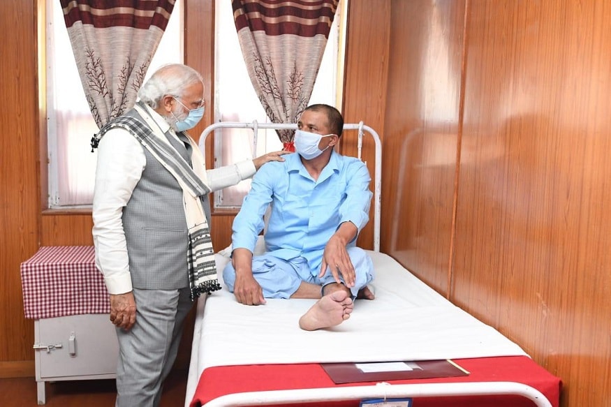 આ પહેલા વડાપ્રધાન મોદીએ લેહના નીમૂ ફોરવર્ડ પોસ્ટ પર અધિકારીઓ સાથે વાત કરી અને સુરક્ષા સ્થિતિનું નિરીક્ષણ કર્યું. ત્યારબાદ પીએમ મોદી લેહ મેમોરિયલ હૉલ ઓફ ફેમ પહોંચ્યા હતા. અહીં તેઓએ શહીદોને શ્રદ્ધાંજલિ આપી. લે આ પહેલા વડાપ્રધાન મોદીએ લેહના નીમૂ ફોરવર્ડ પોસ્ટ પર અધિકારીઓ સાથે વાત કરી અને સુરક્ષા સ્થિતિનું નિરીક્ષણ કર્યું. ત્યારબાદ પીએમ મોદી લેહ મેમોરિયલ હૉલ ઓફ ફેમ પહોંચ્યા હતા. અહીં તેઓએ શહીદોને શ્રદ્ધાંજલિ આપી. લે