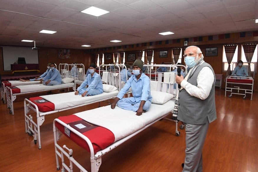 લેહમાં જવાનોને સંબોધિત કરતાં વડાપ્રધાન નરેન્દ્ર મોદીએ કહ્યું કે, આપનું સાહસ એ ઊંચાઈઓથી વધુ છે જ્યાં તમે તૈનાત છો. પીએમ મોદીએ કહ્યું કે આત્મનિર્ભર ભારતનું સંકલ્પ આપના ત્યાગ, બલિદાન, પુરુષાર્થના કારણે વધુ મજબૂત થાય છે. લેહમાં પીએમ મોદીએ કહ્યું કે 14 કોરની બહાદુરી હંમેશા યાદ રાખવામાં આવશે. આપની બહાદુરી અને વીરતાના કિસ્સા દેશના દરેક ઘરમાં ગૂંજી રહ્યા છે. તેઓએ કહ્યું કે ભારત માતાના દુશ્મનોએ આપની આગ વધુ ભડકાવી દીધી છે. લેહમાં જવાનોને સંબોધિત કરતાં વડાપ્રધાન નરેન્દ્ર મોદીએ કહ્યું કે, આપનું સાહસ એ ઊંચાઈઓથી વધુ છે જ્યાં તમે તૈનાત છો. પીએમ મોદીએ કહ્યું કે આત્મનિર્ભર ભારતનું સંકલ્પ આપના ત્યાગ, બલિદાન, પુરુષાર્થના કારણે વધુ મજબૂત થાય છે. લેહમાં પીએમ મોદીએ કહ્યું કે 14 કોરની બહાદુરી હંમેશા યાદ રાખવામાં આવશે. આપની બહાદુરી અને વીરતાના કિસ્સા દેશના દરેક ઘરમાં ગૂંજી રહ્યા છે. તેઓએ કહ્યું કે ભારત માતાના દુશ્મનોએ આપની આગ વધુ ભડકાવી દીધી છે.