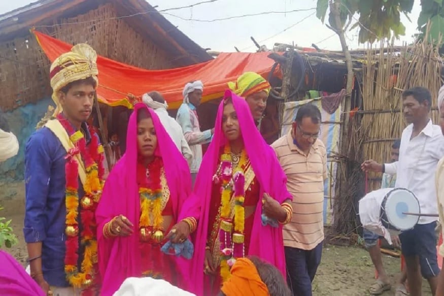 મધ્ય પ્રદેશના (Madhya pradesh) બૈતૂલમાં અનોખો નજારો જોવા મળ્યો હતો. એક દુલ્હાએ (Groom) બે દુલ્હન (brides) સાથે એક મંડપમાં લગ્ન કર્યા હતા. જેનો વીડિયો ભારે વાયરલ (Video viral) થઈ રહ્યો છે. આ વીડિયોમાં એક દુલ્હો અને બે દુલ્હનો સાથે ફેરા લેતો દેખાય છે. મધ્ય પ્રદેશના (Madhya pradesh) બૈતૂલમાં અનોખો નજારો જોવા મળ્યો હતો. એક દુલ્હાએ (Groom) બે દુલ્હન (brides) સાથે એક મંડપમાં લગ્ન કર્યા હતા. જેનો વીડિયો ભારે વાયરલ (Video viral) થઈ રહ્યો છે. આ વીડિયોમાં એક દુલ્હો અને બે દુલ્હનો સાથે ફેરા લેતો દેખાય છે.