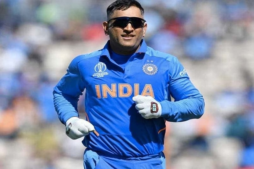 ભારતીય કેપ્ટમ મહેન્દ્ર સિંહ ધોની (MS Dhoni)ની નિવૃત્તિ લેવાની વાત પાછલા કેટલાય સમયથી ચર્ચામાં છે. વર્લ્ડ કપ 2019માં ન્યૂઝીલેન્ડ (New Zealand) વિરુદ્ધ રામાયેલી મેચ પછી ધોની મેદાન પર નથી ઉતર્યા. તેવામાં સતત તેવો ક્યાસ લગાવવામાં આવી રહ્યો છે કે ધોનીએ ક્રિકેટને હંમેશા માટે વિદાય કહી છે કે શું? વળી ચર્ચા થઇ કે આઇપીએલની સાથે તે વાપસી કરશે. પણ કોરોના વાયરસના કારણે આઇપીએલ સ્થગિત કરવામાં આવી છે. હવે ધોનીના મેનેજર મિહીર દિવાકર, માહીની નિવૃત્તિને લઇને નવી અપટેડ આપી છે. ભારતીય કેપ્ટમ મહેન્દ્ર સિંહ ધોની (MS Dhoni)ની નિવૃત્તિ લેવાની વાત પાછલા કેટલાય સમયથી ચર્ચામાં છે. વર્લ્ડ કપ 2019માં ન્યૂઝીલેન્ડ (New Zealand) વિરુદ્ધ રામાયેલી મેચ પછી ધોની મેદાન પર નથી ઉતર્યા. તેવામાં સતત તેવો ક્યાસ લગાવવામાં આવી રહ્યો છે કે ધોનીએ ક્રિકેટને હંમેશા માટે વિદાય કહી છે કે શું? વળી ચર્ચા થઇ કે આઇપીએલની સાથે તે વાપસી કરશે. પણ કોરોના વાયરસના કારણે આઇપીએલ સ્થગિત કરવામાં આવી છે. હવે ધોનીના મેનેજર મિહીર દિવાકર, માહીની નિવૃત્તિને લઇને નવી અપટેડ આપી છે.