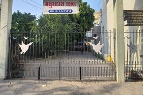 વિસનગરઃ BJP પૂર્વ MP પરેશ રાવલના નાના ભાઈના જુગારધામ પર પોલીસ ત્રાટકી, 20 જુગારી ઝડપાયા