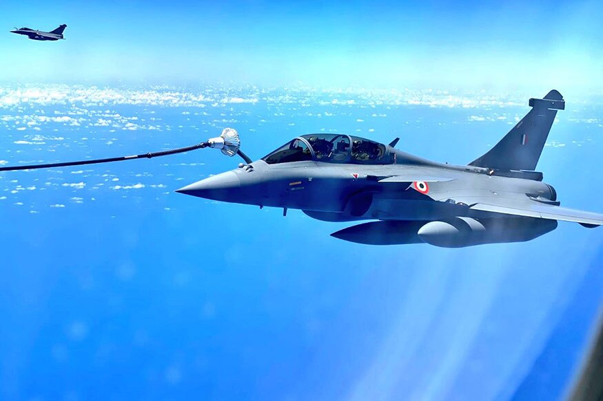 નવી દિલ્હી : ફ્રાંસ (France)થી પાંચ રાફેલ જેટ (Rafale Jets) ભારત આવવા માટે સોમવારે નીકળી ગયા છે. પાંચેય જેટ બુધવારે હરિયાણાના અંબાલા એરબેઝ (Ambalia Airbase) ખાતે આવી પહોંચશે. આ દરમિયાન ફ્રાંસ ખાતેની ભારતી એમ્બેસી (India Embassy at France) તરફથી રાફેલની સુંદર તસવીરો પોસ્ટ કરવામાં આવી છે. આ તસવીરોમાં જોઈ શકાય છે કે 30 હજાર ફૂટની ઊંચાઈએ હવામાં જ રાફેલ જેટમાં ફ્યૂઅલ (Mid Air Refuelling) ભરવામાં આવી રહ્યું છે. બીજી તરફ અંબાલા એરબેઝ ખાતે રાફેલના સ્વાગત માટે તૈયારીઓ પૂર્ણ કરી દેવામાં આવી છે. રાફેલના આવવાથી ઇન્ડિયન એરફોર્સ (Indian Air Force)ની તાકાતમાં વધારો થશે. નવી દિલ્હી : ફ્રાંસ (France)થી પાંચ રાફેલ જેટ (Rafale Jets) ભારત આવવા માટે સોમવારે નીકળી ગયા છે. પાંચેય જેટ બુધવારે હરિયાણાના અંબાલા એરબેઝ (Ambalia Airbase) ખાતે આવી પહોંચશે. આ દરમિયાન ફ્રાંસ ખાતેની ભારતી એમ્બેસી (India Embassy at France) તરફથી રાફેલની સુંદર તસવીરો પોસ્ટ કરવામાં આવી છે. આ તસવીરોમાં જોઈ શકાય છે કે 30 હજાર ફૂટની ઊંચાઈએ હવામાં જ રાફેલ જેટમાં ફ્યૂઅલ (Mid Air Refuelling) ભરવામાં આવી રહ્યું છે. બીજી તરફ અંબાલા એરબેઝ ખાતે રાફેલના સ્વાગત માટે તૈયારીઓ પૂર્ણ કરી દેવામાં આવી છે. રાફેલના આવવાથી ઇન્ડિયન એરફોર્સ (Indian Air Force)ની તાકાતમાં વધારો થશે.