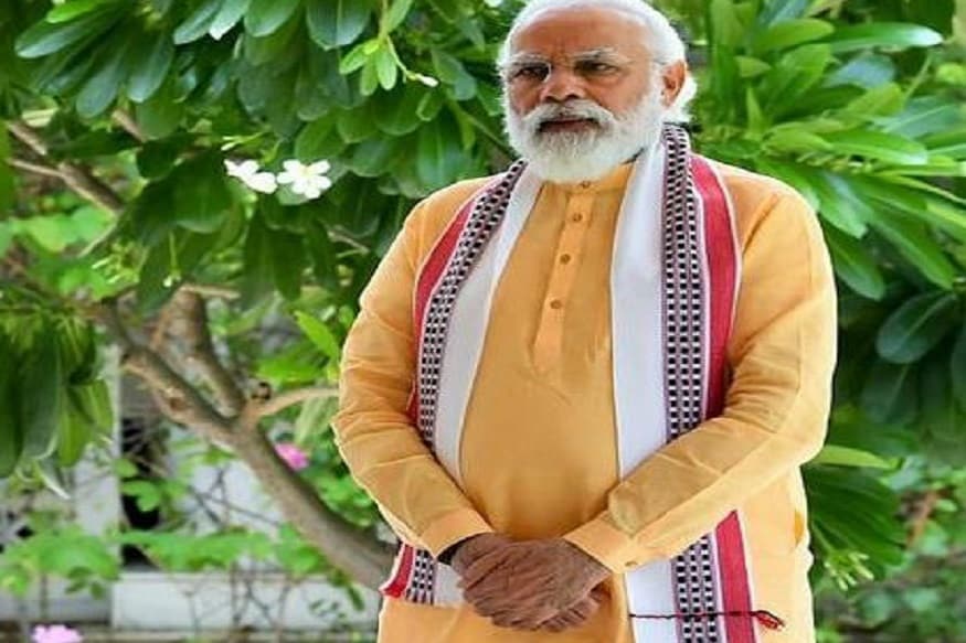 અંકિત પોપટ, રાજકોટ : તાજેતરમાં ગુજરાત સહિત ભારતભરમાં જેટલા પણ રાજ્યસભાના સાંસદ ચૂંટણી જીત્યા છે તે તમામ રાજ્યસભાના સાંસદોએ બુધવારે સાંસદ તરીકે શપથ ગ્રહણ કર્યા હતા. જેમાં ગુજરાતના રાજ્યસભાના ચાર સાંસદોએ પણ સાંસદ તરીકેના શપથગ્રહણ કર્યા હતા. ચાર સાંસદોમાં ભારતીય જનતા પાર્ટીના ત્રણ સાંસદો અભય ભારદ્વાજ, નરહરિ અમીન તેમજ રમીલાબેને શપથગ્રહણ કર્યા હતા. દિલ્હીથી રાજકોટ પરત ફરેલા અભય ભારદ્વાજ સાંસદ બન્યા બાદ પ્રથમ વખત રાજકોટ આવતા રાજકોટ શહેર ભાજપ દ્વારા સ્વાગત કરવામાં આવ્યું હતું. અંકિત પોપટ, રાજકોટ : તાજેતરમાં ગુજરાત સહિત ભારતભરમાં જેટલા પણ રાજ્યસભાના સાંસદ ચૂંટણી જીત્યા છે તે તમામ રાજ્યસભાના સાંસદોએ બુધવારે સાંસદ તરીકે શપથ ગ્રહણ કર્યા હતા. જેમાં ગુજરાતના રાજ્યસભાના ચાર સાંસદોએ પણ સાંસદ તરીકેના શપથગ્રહણ કર્યા હતા. ચાર સાંસદોમાં ભારતીય જનતા પાર્ટીના ત્રણ સાંસદો અભય ભારદ્વાજ, નરહરિ અમીન તેમજ રમીલાબેને શપથગ્રહણ કર્યા હતા. દિલ્હીથી રાજકોટ પરત ફરેલા અભય ભારદ્વાજ સાંસદ બન્યા બાદ પ્રથમ વખત રાજકોટ આવતા રાજકોટ શહેર ભાજપ દ્વારા સ્વાગત કરવામાં આવ્યું હતું.