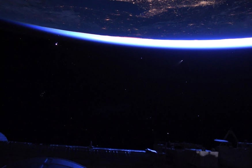 નવી દિલ્હીઃ અંતરિક્ષ (Space)ની દુનિયામાં રસ દાખવનારા લોકો માટે સારા સમાચાર છે. 14 જુલાઈથી ભારતના આકાશમાં સી-2020 એફ 3 નામનો અનોખો ધૂમકેતૂ અછવા પૂચ્છલ તારો (Comet) 20 દિવસ સુધી દેખાશે. 14 જુલાઈથી દરરોજ ધૂમકેતૂને 20 મિનિટ સુધી જોઈ શકાશે. આ અનોખા ધૂમકેતૂને NEOWISE નામ આપવામાં આવ્યું છે. (તસવીરઃ- Bob Behnken twitter) નવી દિલ્હીઃ અંતરિક્ષ (Space)ની દુનિયામાં રસ દાખવનારા લોકો માટે સારા સમાચાર છે. 14 જુલાઈથી ભારતના આકાશમાં સી-2020 એફ 3 નામનો અનોખો ધૂમકેતૂ અછવા પૂચ્છલ તારો (Comet) 20 દિવસ સુધી દેખાશે. 14 જુલાઈથી દરરોજ ધૂમકેતૂને 20 મિનિટ સુધી જોઈ શકાશે. આ અનોખા ધૂમકેતૂને NEOWISE નામ આપવામાં આવ્યું છે. (તસવીરઃ- Bob Behnken twitter)