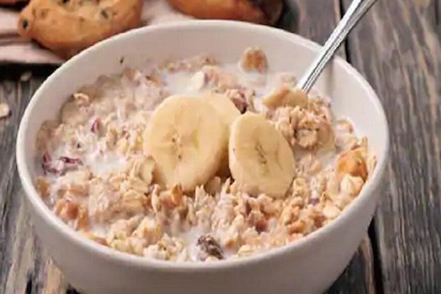 ઓટ્સ (Oats): તમારી પાસે નાસ્તો બનાવવાનો સમય ન હોય તો તમારે ઓટ્સનું પેકેટ ઘરે લાવીને રાખી શકો છો. આને ખાવાથી તમારે માત્ર વેટ કંટ્રોલ જ નહીં પરંતુ ઓટ્સમાં પર્યાપ્ત માત્રામાં ફાઈબર્સ મળે છે. સાથે જ આમાં એન્ટી માઈક્રોબિયલ ગુણ હોય છે. દરરોજ ઓટ્સનું સેવન કરવાથી ઈમ્યુન સિસ્ટમ મજબૂત થાય છે. ઓટ્સ (Oats): તમારી પાસે નાસ્તો બનાવવાનો સમય ન હોય તો તમારે ઓટ્સનું પેકેટ ઘરે લાવીને રાખી શકો છો. આને ખાવાથી તમારે માત્ર વેટ કંટ્રોલ જ નહીં પરંતુ ઓટ્સમાં પર્યાપ્ત માત્રામાં ફાઈબર્સ મળે છે. સાથે જ આમાં એન્ટી માઈક્રોબિયલ ગુણ હોય છે. દરરોજ ઓટ્સનું સેવન કરવાથી ઈમ્યુન સિસ્ટમ મજબૂત થાય છે.
