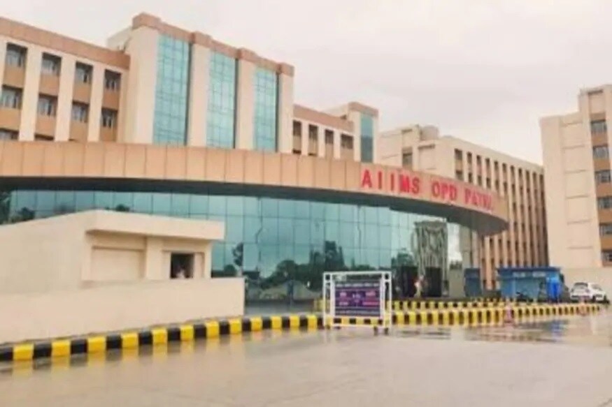 આ અંતર્ગત પટના એમ્સમાં 50 લોકો ઉપર કોરોના વેક્સીનનો હ્યુમન ટ્રાયલ થશે. આ વચ્ચે બિહાર પોલીસ મેંસ એસોસિએશને રાજ્ય પોલીસના જવાનોમાં સતત સંક્રમિત હોવાના સમાચારથી ચિંતા વ્યક્ત કરી હતી. એસોસિએશનનું કહેવું છે કે પોલીસકર્મી સંક્રમિત થઈ રહ્યા છે. આના માટે સારવાર માટે કોઈ વ્યવસ્થા નથી. સરકાર વ્યવસ્થા નહીં કરે તો કામ કરવું મુશ્કેલ બની જશે. આ અંતર્ગત પટના એમ્સમાં 50 લોકો ઉપર કોરોના વેક્સીનનો હ્યુમન ટ્રાયલ થશે. આ વચ્ચે બિહાર પોલીસ મેંસ એસોસિએશને રાજ્ય પોલીસના જવાનોમાં સતત સંક્રમિત હોવાના સમાચારથી ચિંતા વ્યક્ત કરી હતી. એસોસિએશનનું કહેવું છે કે પોલીસકર્મી સંક્રમિત થઈ રહ્યા છે. આના માટે સારવાર માટે કોઈ વ્યવસ્થા નથી. સરકાર વ્યવસ્થા નહીં કરે તો કામ કરવું મુશ્કેલ બની જશે.