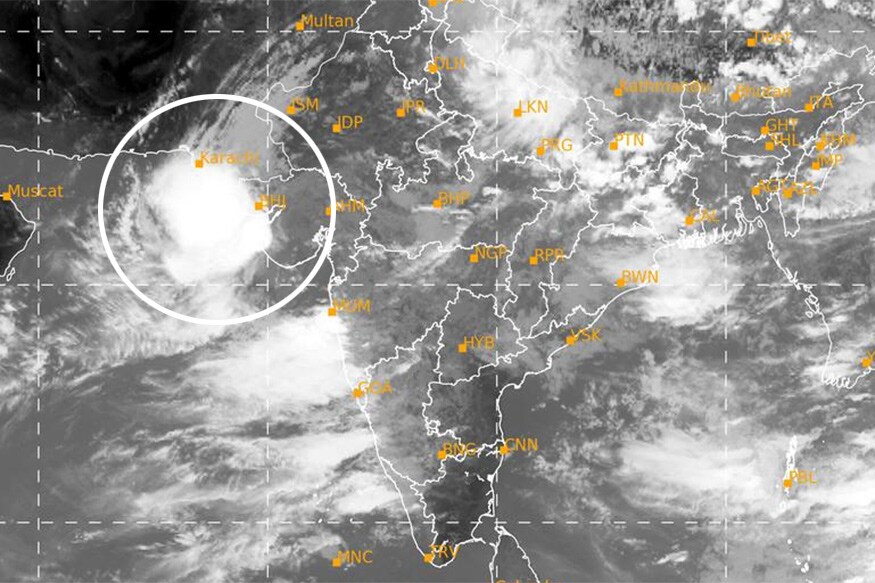 જૂનાગઢ/અમદાવાદ : છેલ્લા બે-ત્રણ દિવસથી સૌરાષ્ટ્ર પર મેઘરાજા મહેરબાન બન્યા છે. અનેક વિસ્તારોમાં સિઝનનો અડધો કે તેનાથી વધારે વરસાદ એક સાથે ખાબકી ગયો છે. ત્યારે હજુ બે દિવસ સુધી સૌરાષ્ટ્ર અને કચ્છમાં ભારેથી અતિભારે વરસાદની આગાહી આપવામાં આવી છે. સૌરાષ્ટ્ર-કચ્છ પર વેલ માર્ક લૉ પ્રેશર અને સાઇક્લોનિક સર્ક્યુલેશન એમ બે સિસ્ટમ એકસાથે સક્રિય થતાં ભારે વરસાદની આગાહી આપવામાં આવી છે. બે દિવસ ભારે વરસાદ બાદ નવવી જુલાઇથી ક્રમશ: વરસાદનું ઝોર ઘટશે. બીજી તરફ વરસાદને પગલે જૂનાગઢના ગીરનાર પર ઝરણા જીવંત થયા છે. જૂનાગઢ/અમદાવાદ : છેલ્લા બે-ત્રણ દિવસથી સૌરાષ્ટ્ર પર મેઘરાજા મહેરબાન બન્યા છે. અનેક વિસ્તારોમાં સિઝનનો અડધો કે તેનાથી વધારે વરસાદ એક સાથે ખાબકી ગયો છે. ત્યારે હજુ બે દિવસ સુધી સૌરાષ્ટ્ર અને કચ્છમાં ભારેથી અતિભારે વરસાદની આગાહી આપવામાં આવી છે. સૌરાષ્ટ્ર-કચ્છ પર વેલ માર્ક લૉ પ્રેશર અને સાઇક્લોનિક સર્ક્યુલેશન એમ બે સિસ્ટમ એકસાથે સક્રિય થતાં ભારે વરસાદની આગાહી આપવામાં આવી છે. બે દિવસ ભારે વરસાદ બાદ નવવી જુલાઇથી ક્રમશ: વરસાદનું ઝોર ઘટશે. બીજી તરફ વરસાદને પગલે જૂનાગઢના ગીરનાર પર ઝરણા જીવંત થયા છે.