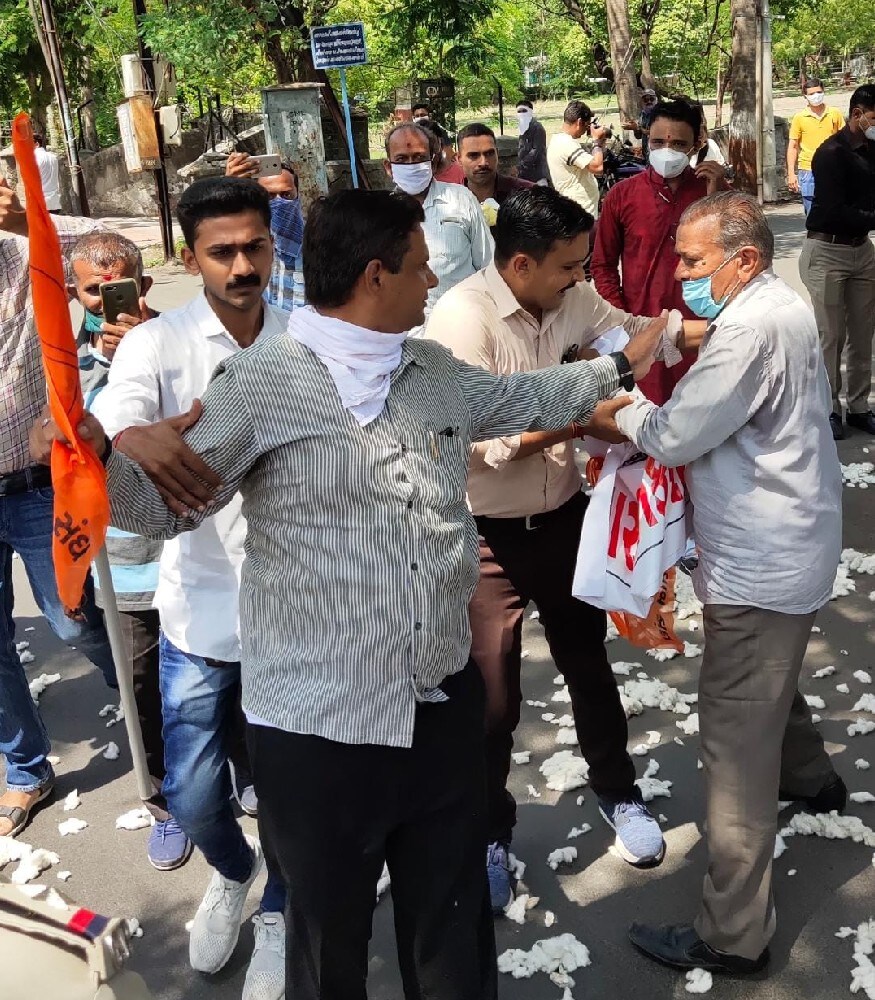 ખેડૂતોના કહેવા મુજબ સરકારે ટેકાના ભાવમાં આ વર્ષે ઘણો અન્યાય કર્યા છે. જેમાં ચણાની ચાલુ વર્ષની ખરીદીમાં રાતોરાત 125 માંથી 27 મણ ખરીદવાનો નિર્ણય કરી ખેડૂતો સાથે અન્યાય કર્યા હોવાનો આક્ષેપ કરવામાં આવ્યો છે. ખેડૂતોના કહેવા મુજબ સરકારે ટેકાના ભાવમાં આ વર્ષે ઘણો અન્યાય કર્યા છે. જેમાં ચણાની ચાલુ વર્ષની ખરીદીમાં રાતોરાત 125 માંથી 27 મણ ખરીદવાનો નિર્ણય કરી ખેડૂતો સાથે અન્યાય કર્યા હોવાનો આક્ષેપ કરવામાં આવ્યો છે.