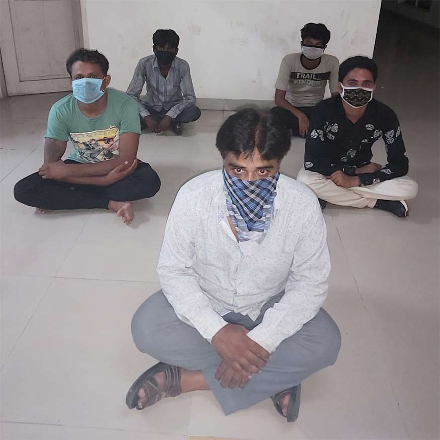 પોલીસ અલગ અલગ વિસ્તારમાંથી અને તેમાં પણ રહેણાક મકાનમાંથી જુગાર રમતા લોકોને પકડી રહી છે અને તેના પર કાયદેસરની કાર્યવાહી પણ કરી રહી છે. જે કાર્યવાહીમાં સોશિયલ ડિસ્ટન્સની કલમનો પણ ઉમેરો કરવામાં આવી રહ્યો છે. મહત્ત્વનું છે કે શ્રાવણ માસમાં સૌથી વધુ જુગાર રમાય છે, જેને ધ્યાનમાં રાખીને પોલીસ કમિશનર દ્વારા પોલીસ અધિકારીઓને ખાસ સૂચનાઓ પણ અપાઇ છે. પોલીસ અલગ અલગ વિસ્તારમાંથી અને તેમાં પણ રહેણાક મકાનમાંથી જુગાર રમતા લોકોને પકડી રહી છે અને તેના પર કાયદેસરની કાર્યવાહી પણ કરી રહી છે. જે કાર્યવાહીમાં સોશિયલ ડિસ્ટન્સની કલમનો પણ ઉમેરો કરવામાં આવી રહ્યો છે. મહત્ત્વનું છે કે શ્રાવણ માસમાં સૌથી વધુ જુગાર રમાય છે, જેને ધ્યાનમાં રાખીને પોલીસ કમિશનર દ્વારા પોલીસ અધિકારીઓને ખાસ સૂચનાઓ પણ અપાઇ છે.
