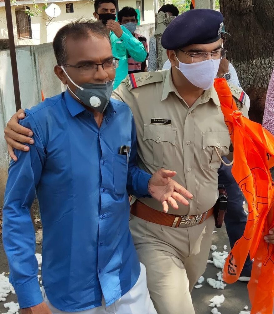 ઘણા ખેડૂતો એવા પણ છે કે જેમના નામ નોંધણી થઈ ગયા છે પરંતુ તેમનો વારો આવ્યો નથી. આ મામલે કિસાન સંઘના કાર્યકરો આજે કલેકટરને આવેદન આપવા પહોંચ્યા હતા. જોકે, પોલીસે આગેવાનોની અટકાયત કરી હતી. આ દરમિયાન કિસાન સંઘમાં આગેવાનોએ રસ્તા પર કપાસ ઉડાવીને વિરોધ નોંધાવ્યો હતો. ઘણા ખેડૂતો એવા પણ છે કે જેમના નામ નોંધણી થઈ ગયા છે પરંતુ તેમનો વારો આવ્યો નથી. આ મામલે કિસાન સંઘના કાર્યકરો આજે કલેકટરને આવેદન આપવા પહોંચ્યા હતા. જોકે, પોલીસે આગેવાનોની અટકાયત કરી હતી. આ દરમિયાન કિસાન સંઘમાં આગેવાનોએ રસ્તા પર કપાસ ઉડાવીને વિરોધ નોંધાવ્યો હતો.