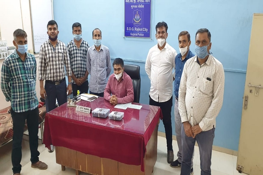 પોલીસની પ્રાથમિક પૂછપરછમાં હાલ બંને આરોપીઓ લૉકડાઉન શરૂ થયા બાદ ધંધો રોજગાર ન મળવાના કારણે આ પ્રકારના ધંધામાં જોડાયા હોવાનું જણાવી રહ્યા છે. ત્યારે હાલ આગળની તપાસ બી ડિવિઝન પોલીસ મથકના તપાસનીશ અધિકારીઓ ચલાવી રહ્યા છે. આવતીકાલે આ તમામ આરોપીઓને રિમાન્ડ અર્થે કોર્ટમાં રજૂ કરવામાં આવશે તો સાથોસાથ રિમાન્ડ દરમિયાન તેમની પાસેથી કેટલીક માહિતીઓ પણ મેળવવામાં આવશે જેમકે આ પ્રકારની ગુનાહિત પ્રવૃત્તિઓ સાથે આ બંને આરોપીઓ પહેલા ક્યારેય સંડોવાયેલા હતા કે કેમ બંને આરોપીઓ પાસેથી ઝડપાયેલ પ્રતિબંધિત ગાંજો તેઓ ક્યાંથી લાવતા હતા કોને કોને વેચતા હતા. પોલીસની પ્રાથમિક પૂછપરછમાં હાલ બંને આરોપીઓ લૉકડાઉન શરૂ થયા બાદ ધંધો રોજગાર ન મળવાના કારણે આ પ્રકારના ધંધામાં જોડાયા હોવાનું જણાવી રહ્યા છે. ત્યારે હાલ આગળની તપાસ બી ડિવિઝન પોલીસ મથકના તપાસનીશ અધિકારીઓ ચલાવી રહ્યા છે. આવતીકાલે આ તમામ આરોપીઓને રિમાન્ડ અર્થે કોર્ટમાં રજૂ કરવામાં આવશે તો સાથોસાથ રિમાન્ડ દરમિયાન તેમની પાસેથી કેટલીક માહિતીઓ પણ મેળવવામાં આવશે જેમકે આ પ્રકારની ગુનાહિત પ્રવૃત્તિઓ સાથે આ બંને આરોપીઓ પહેલા ક્યારેય સંડોવાયેલા હતા કે કેમ બંને આરોપીઓ પાસેથી ઝડપાયેલ પ્રતિબંધિત ગાંજો તેઓ ક્યાંથી લાવતા હતા કોને કોને વેચતા હતા.