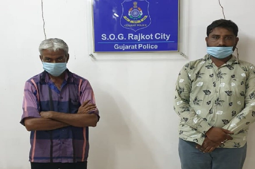 અંકિત પોપટ, રાજકોટ : રાજકોટ શહેર સ્પેશ્યલ ઓપરેશન ગ્રૂપ પોલીસ દ્વારા વધુ એક વખત નશાના કાળા કારોબારનો પર્દાફાશ કરવામાં આવ્યો છે. સ્પેશ્યલ ઓપરેશન ગ્રૂપની ટીમ દ્વારા રાજકોટના બી ડિવિઝન પોલીસ સ્ટેશન વિસ્તારમાં આવેલા રામનાથ પરા સ્મશાન પાસેથી બે શખ્સોને પ્રતિબંધિત ગાંજાના પદાર્થ સાથે ઝડપી પાડવામાં આવ્યા છે. સ્પેશ્યલ ઓપરેશન ગ્રૂપ દ્વારા ગાંજાના 263 ગ્રામ જથ્થા સહિત કુલ 3400થી વધુનો મુદ્દામાલ કબ્જે કર્યો છે. અંકિત પોપટ, રાજકોટ : રાજકોટ શહેર સ્પેશ્યલ ઓપરેશન ગ્રૂપ પોલીસ દ્વારા વધુ એક વખત નશાના કાળા કારોબારનો પર્દાફાશ કરવામાં આવ્યો છે. સ્પેશ્યલ ઓપરેશન ગ્રૂપની ટીમ દ્વારા રાજકોટના બી ડિવિઝન પોલીસ સ્ટેશન વિસ્તારમાં આવેલા રામનાથ પરા સ્મશાન પાસેથી બે શખ્સોને પ્રતિબંધિત ગાંજાના પદાર્થ સાથે ઝડપી પાડવામાં આવ્યા છે. સ્પેશ્યલ ઓપરેશન ગ્રૂપ દ્વારા ગાંજાના 263 ગ્રામ જથ્થા સહિત કુલ 3400થી વધુનો મુદ્દામાલ કબ્જે કર્યો છે.