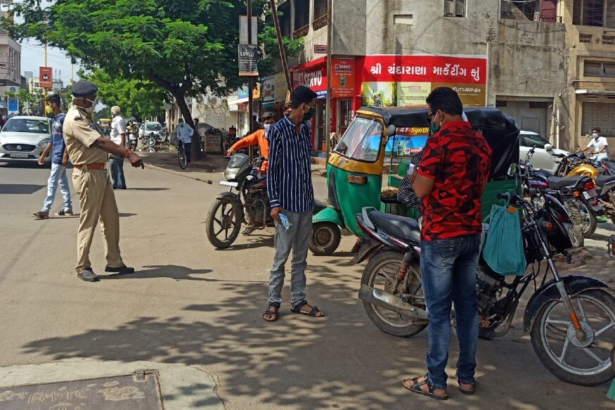 હરિન માત્રાવાડીયા, રાજકોટ : કોરોનાનો સંક્રમણ રોકવા માટે સરકાર દ્વારા અનલોક જાહેર કર્યું છે. એમાં ધંધા-રોજગારમાં ઘણી બધી છૂટછાટ આપવામાં આવી છે તો બીજી તરફ અમુક નિયમો પણ ફરજિયાત કરવામાં આવ્યા છે જેમાં જાહેર જગ્યાઓ પર સોશિયલ distance જાળવવો માસ્ક પણ ફરજિયાત પહેરવો સહિતના નિયમો પાડવા ફરજિયાત છે. પરંતુ હજી પણ ઘણા લોકો જાહેર સ્થળોએ અથવા તો બજારોમાં તે રસ્તા પર માસ્ક પહેર્યા વગર નીકળી રહ્યા છે. હરિન માત્રાવાડીયા, રાજકોટ : કોરોનાનો સંક્રમણ રોકવા માટે સરકાર દ્વારા અનલોક જાહેર કર્યું છે. એમાં ધંધા-રોજગારમાં ઘણી બધી છૂટછાટ આપવામાં આવી છે તો બીજી તરફ અમુક નિયમો પણ ફરજિયાત કરવામાં આવ્યા છે જેમાં જાહેર જગ્યાઓ પર સોશિયલ distance જાળવવો માસ્ક પણ ફરજિયાત પહેરવો સહિતના નિયમો પાડવા ફરજિયાત છે. પરંતુ હજી પણ ઘણા લોકો જાહેર સ્થળોએ અથવા તો બજારોમાં તે રસ્તા પર માસ્ક પહેર્યા વગર નીકળી રહ્યા છે.