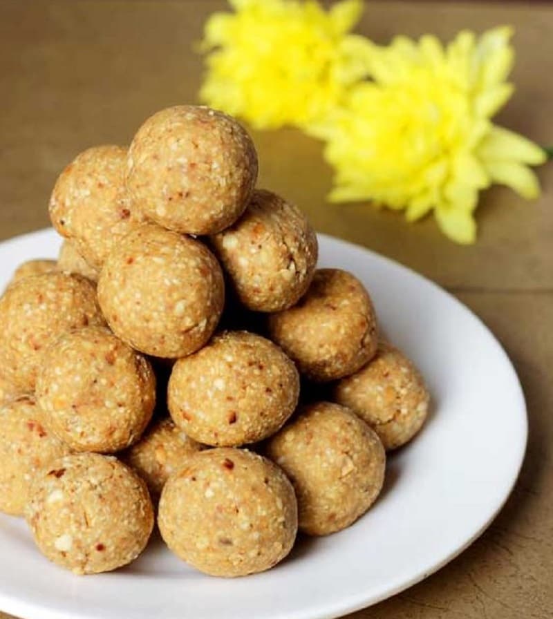 રીત : એક કડાઈમાં ખાંડ અને પાણી મિક્ષ કરી ગરમ કરવા મૂકો. આ રીતે ચમચી પર ચાસણીનું પાતળું કોટિંગ થાય એટલે ગેસની આંચ ધીમી કરી દો. હવે તેમાં તૈયાર કરેલો સીંગનો ભૂકો ઉમેરો અને મિક્ષ કરી લો. બરાબર મિશ્રિત થઇ જાય એટલે તેમાં ઘી નાંખો આનાથી સીંગપાક પોચો બનશે. રીત : એક કડાઈમાં ખાંડ અને પાણી મિક્ષ કરી ગરમ કરવા મૂકો. આ રીતે ચમચી પર ચાસણીનું પાતળું કોટિંગ થાય એટલે ગેસની આંચ ધીમી કરી દો. હવે તેમાં તૈયાર કરેલો સીંગનો ભૂકો ઉમેરો અને મિક્ષ કરી લો. બરાબર મિશ્રિત થઇ જાય એટલે તેમાં ઘી નાંખો આનાથી સીંગપાક પોચો બનશે.