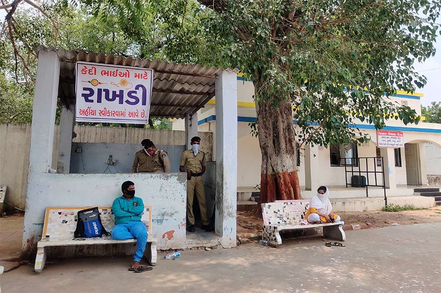 જેલના ડીવાયએસપી દિગ્વિજયસિંહ રાણાએ જણાવ્યું છે કે, એક પણ કેદીનો હાથ તેની બહેનની રાખડી વગરનો ન રહે તે માટે અલગથી વ્યવસ્થા ઊભી કરી છે. જેલમાં રહેલા કેદીઓના પરિવારજનોને આ બાબતે જાણ પણ કરવામાં આવી છે. રૂબરૂ રક્ષાબંધન નહીં ઊજવી શકે પરંતુ એક પણ કેદીનો હાથ ખાલી ન રહી જાય તેનું ધ્યાન જેલ પ્રશાસન રાખી રહ્યું છે. જેલ દ્વારા કેદીઓના પરિવારજનોને જાણ કરી રાખડી પોસ્ટ કુરિયર અથવા રૂબરૂ નવી જેલ અને જૂની જેલ ખાતે જમા કરાવવા કહ્યું છે. જેલના ડીવાયએસપી દિગ્વિજયસિંહ રાણાએ જણાવ્યું છે કે, એક પણ કેદીનો હાથ તેની બહેનની રાખડી વગરનો ન રહે તે માટે અલગથી વ્યવસ્થા ઊભી કરી છે. જેલમાં રહેલા કેદીઓના પરિવારજનોને આ બાબતે જાણ પણ કરવામાં આવી છે. રૂબરૂ રક્ષાબંધન નહીં ઊજવી શકે પરંતુ એક પણ કેદીનો હાથ ખાલી ન રહી જાય તેનું ધ્યાન જેલ પ્રશાસન રાખી રહ્યું છે. જેલ દ્વારા કેદીઓના પરિવારજનોને જાણ કરી રાખડી પોસ્ટ કુરિયર અથવા રૂબરૂ નવી જેલ અને જૂની જેલ ખાતે જમા કરાવવા કહ્યું છે.