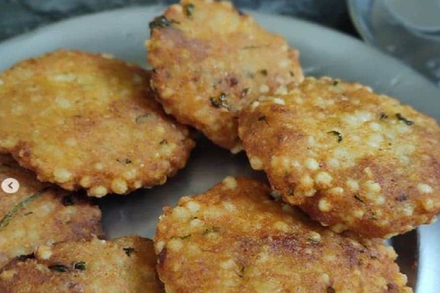 આ મિશ્રણના સરખા ભાગ કરીને દરેક ભાગને ગોળ ચપટો આકાર આપી વડા બનાવવા. એક કઢાઇમાં તેલ ગરમ કરી તેમાં મધ્યમ તાપે વડા તળવા અને ગોલ્ડન બ્રાઉન થાય ત્યાં સુધી તળવા અને ત્યારબાદ તેને ટીશ્યુ પેપર પર કાઢી લો. જેથી વધારાનું તેલ શોષાઈ જાય. તો તૈયાર છે સાબુદાણાના વડા તેને લીલી ચટણી અને મીઠા દહીં સાથે સર્વ કરી શકો છો. આ મિશ્રણના સરખા ભાગ કરીને દરેક ભાગને ગોળ ચપટો આકાર આપી વડા બનાવવા. એક કઢાઇમાં તેલ ગરમ કરી તેમાં મધ્યમ તાપે વડા તળવા અને ગોલ્ડન બ્રાઉન થાય ત્યાં સુધી તળવા અને ત્યારબાદ તેને ટીશ્યુ પેપર પર કાઢી લો. જેથી વધારાનું તેલ શોષાઈ જાય. તો તૈયાર છે સાબુદાણાના વડા તેને લીલી ચટણી અને મીઠા દહીં સાથે સર્વ કરી શકો છો.