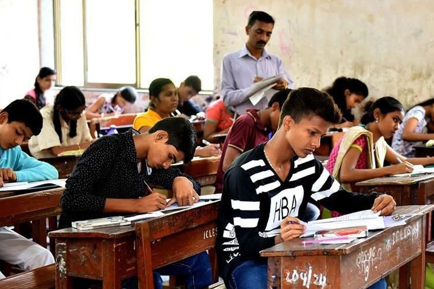 સંજય ટાંક, અમદાવાદ : રાજ્ય સરકારના શિક્ષણ વિભાગ (Education Department) તરફથી ધોરણ 9થી 12ના વિદ્યાર્થીઓની એકમ કસોટી (Examination) લેવાનો નિર્ણય કરવામાં આવ્યો છે પરંતુ આ આયોજનમાં અનેક અડચણો હોવાનું બહાર આવ્યું છે. જે અંગેના વિગતવાર મુદ્દાઓ સાથે રાજ્ય શાળા સંચાલક મહા મંડળ ટ્રસ્ટે રાજ્યના શિક્ષણ મંત્રી (Education Minister Bhupendrasinh Chudasama)ને પત્ર લખ્યો છે. પત્રમાં એવું પણ ટાંકવામાં આવ્યું છે કે એકમ કસોટી લેવા બાબતે શાળા સંચાલક મહામંડળનો કોઈ વિરોધ નથી પરંતુ ગુજરાતીમાં કહેવત મુજબ આ આયોજન ભેંસ ભાગોળે છાશ છાગોળે અને ઘરમાં ધમાધમ જેવી વાત છે. આથી જે આયોજન કાગળ પર કરાયું છે તેને ઑનગ્રાઉન્ડ અમલમાં કેવી રીતે મૂકાશે તેના પર વિચાર કરવા સૂચન કર્યું છે. (પ્રતિકાત્મક તસવીર) સંજય ટાંક, અમદાવાદ : રાજ્ય સરકારના શિક્ષણ વિભાગ (Education Department) તરફથી ધોરણ 9થી 12ના વિદ્યાર્થીઓની એકમ કસોટી (Examination) લેવાનો નિર્ણય કરવામાં આવ્યો છે પરંતુ આ આયોજનમાં અનેક અડચણો હોવાનું બહાર આવ્યું છે. જે અંગેના વિગતવાર મુદ્દાઓ સાથે રાજ્ય શાળા સંચાલક મહા મંડળ ટ્રસ્ટે રાજ્યના શિક્ષણ મંત્રી (Education Minister Bhupendrasinh Chudasama)ને પત્ર લખ્યો છે. પત્રમાં એવું પણ ટાંકવામાં આવ્યું છે કે એકમ કસોટી લેવા બાબતે શાળા સંચાલક મહામંડળનો કોઈ વિરોધ નથી પરંતુ ગુજરાતીમાં કહેવત મુજબ આ આયોજન ભેંસ ભાગોળે છાશ છાગોળે અને ઘરમાં ધમાધમ જેવી વાત છે. આથી જે આયોજન કાગળ પર કરાયું છે તેને ઑનગ્રાઉન્ડ અમલમાં કેવી રીતે મૂકાશે તેના પર વિચાર કરવા સૂચન કર્યું છે. (પ્રતિકાત્મક તસવીર)