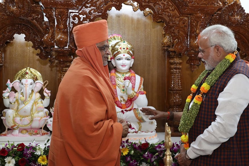 પ્રણવ પટેલ, અમદાવાદ : પાંચમી ઓગષ્ટના રોજ અયોધ્યા (Ayodhya Ram Temple)માં ઐતિહાસિક ક્ષણ બનવા જઇ રહી છે. જે ક્ષણના સાક્ષી ગુજરાતના પાંચ (Gujarat Saints) સંતો પણ બનવા જઇ રહ્યા છે. અયોધ્યા ખાતે રામ જન્મભૂમિ પૂજન કાર્યક્રમમાં દેશના પસંદગીના નેતાઓ, સંતો, મહંતો, ધાર્મિક ગુરુઓ અને દેશના મોટા ઉદ્યોગપતિ (Industrialist) અને સમાજ શ્રેષ્ઠીઓ હાજર રહેશે. ગુજરાતમાંથી જેઓને આમંત્રણ મળ્યું છે તેમાં અમદાવાદ સ્થિતિ છારોડી ગુરુકુલના અધ્યક્ષ સદગુરુ શાસ્ત્રી સ્વામી માધવપ્રિયદાસજી મહારાજ (Shastri Shree Madhavpriyadasji Swami)નો સમાવેશ થાય છે. (ફાઇલ તસવીર) પ્રણવ પટેલ, અમદાવાદ : પાંચમી ઓગષ્ટના રોજ અયોધ્યા (Ayodhya Ram Temple)માં ઐતિહાસિક ક્ષણ બનવા જઇ રહી છે. જે ક્ષણના સાક્ષી ગુજરાતના પાંચ (Gujarat Saints) સંતો પણ બનવા જઇ રહ્યા છે. અયોધ્યા ખાતે રામ જન્મભૂમિ પૂજન કાર્યક્રમમાં દેશના પસંદગીના નેતાઓ, સંતો, મહંતો, ધાર્મિક ગુરુઓ અને દેશના મોટા ઉદ્યોગપતિ (Industrialist) અને સમાજ શ્રેષ્ઠીઓ હાજર રહેશે. ગુજરાતમાંથી જેઓને આમંત્રણ મળ્યું છે તેમાં અમદાવાદ સ્થિતિ છારોડી ગુરુકુલના અધ્યક્ષ સદગુરુ શાસ્ત્રી સ્વામી માધવપ્રિયદાસજી મહારાજ (Shastri Shree Madhavpriyadasji Swami)નો સમાવેશ થાય છે. (ફાઇલ તસવીર)