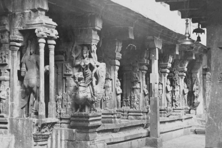 ઈતિહાસકાર અને પ્રવાસી એમિલી હેન્ચે પોતાના પુસ્તક Travancore: A guide book for the visitorમાં આ મંદિરના દરવાજા સાથે જોડાયેલા સંસ્મરણો લખ્યા છે. તેઓ લખે છે કે વર્ષ 1931માં તેના દરવાજાને ખોલવાનો પ્રયાસ કરવામાં આવી રહ્યો હતો તો હજારો નાગોએ મંદિરના ભોંયરોને ઘેરી લીધું. આ પહેલા વર્ષ 1908માં આવું જ થયું છે. ત્યારબાદ એ સવાલ પણ ઉઠ્યો કે અંદર શું છે જે સાપ સદીઓથી રક્ષા કરી રહ્યા છે, જે એકાએક સક્રિય થઈ ગયા અને કોઈ ગુપ્ત સ્થળ છે જ્યાં સાપ રહેતા હશે. ઈતિહાસકાર અને પ્રવાસી એમિલી હેન્ચે પોતાના પુસ્તક Travancore: A guide book for the visitorમાં આ મંદિરના દરવાજા સાથે જોડાયેલા સંસ્મરણો લખ્યા છે. તેઓ લખે છે કે વર્ષ 1931માં તેના દરવાજાને ખોલવાનો પ્રયાસ કરવામાં આવી રહ્યો હતો તો હજારો નાગોએ મંદિરના ભોંયરોને ઘેરી લીધું. આ પહેલા વર્ષ 1908માં આવું જ થયું છે. ત્યારબાદ એ સવાલ પણ ઉઠ્યો કે અંદર શું છે જે સાપ સદીઓથી રક્ષા કરી રહ્યા છે, જે એકાએક સક્રિય થઈ ગયા અને કોઈ ગુપ્ત સ્થળ છે જ્યાં સાપ રહેતા હશે.
