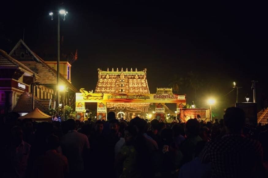 દરવાજા પર બે સાપની આકૃતિને જોઈ વિશેષજ્ઞોનું માનવું છે કે આ નાગ પાશમ જેવા કોઈ મંત્રથી બંધાયેલું હશે અને હવે ગરૂડ મંત્રના ઉચ્ચારણથી તેને ખોલી શકાશે પરંતુ એવું પણ માનવામાં આવે છે કે આ મંત્ર એટલો મુશ્કેલ છે કે તેનું ઉચ્ચારણ કે વિધિમાં થોડી પણ ચૂક થાય તો જીવ પણ જઈ શકે છે. આજ કારણ છે કે અત્યાર સુધી તેને ખોલવાની કોઇએ હિંમત નથી કરી. દરવાજા પર બે સાપની આકૃતિને જોઈ વિશેષજ્ઞોનું માનવું છે કે આ નાગ પાશમ જેવા કોઈ મંત્રથી બંધાયેલું હશે અને હવે ગરૂડ મંત્રના ઉચ્ચારણથી તેને ખોલી શકાશે પરંતુ એવું પણ માનવામાં આવે છે કે આ મંત્ર એટલો મુશ્કેલ છે કે તેનું ઉચ્ચારણ કે વિધિમાં થોડી પણ ચૂક થાય તો જીવ પણ જઈ શકે છે. આજ કારણ છે કે અત્યાર સુધી તેને ખોલવાની કોઇએ હિંમત નથી કરી.