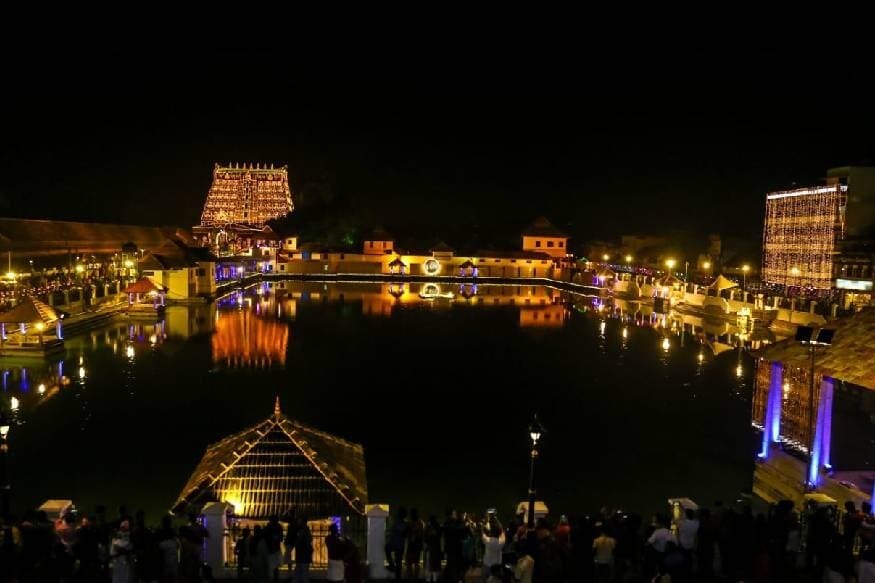 વિષ્ણુને સમર્પિત આ મંદિર વિશે કહેવામાં આવે છે કે રાજાઓએ અહીં મોટા પ્રમાણમાં સંપત્તિ છુપાવીને રાખી હતી જેથી કોઈ જરૂરિયાત વખતે કામ આવે. મંદિરમાં 7 ગુપ્ત ભોંયરા છે અને ભોંયરા દરેક સાથે જોડાયેલો એક દરવાજો છે. સુપ્રીમ કોર્ટની દેખરેખમાં એક પછી એક 6 ભોંયરા ખોલવામાં આવયા. અહીંથી કુલ મળીને 1 લાખ કરોડથી વધુ કિંમતના સોના-હીરાના આભૂષણ મળ્યા, જે મંદિર ટ્રસ્ટની પાસે રાખવામાં આવ્યા. વિષ્ણુને સમર્પિત આ મંદિર વિશે કહેવામાં આવે છે કે રાજાઓએ અહીં મોટા પ્રમાણમાં સંપત્તિ છુપાવીને રાખી હતી જેથી કોઈ જરૂરિયાત વખતે કામ આવે. મંદિરમાં 7 ગુપ્ત ભોંયરા છે અને ભોંયરા દરેક સાથે જોડાયેલો એક દરવાજો છે. સુપ્રીમ કોર્ટની દેખરેખમાં એક પછી એક 6 ભોંયરા ખોલવામાં આવયા. અહીંથી કુલ મળીને 1 લાખ કરોડથી વધુ કિંમતના સોના-હીરાના આભૂષણ મળ્યા, જે મંદિર ટ્રસ્ટની પાસે રાખવામાં આવ્યા.