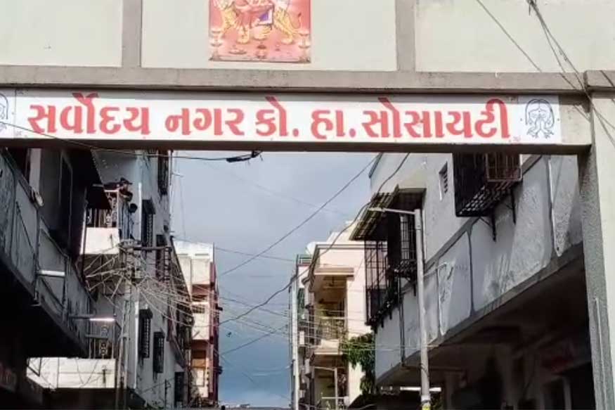 ઘટના પગલે સમગ્ર વિસ્તારમાં ચકચાર મચી જવા પામી હતી. હુમલો કરનારા યુવાનો લુખ્ખાગીરી કરતા હોવાનું સામે આવ્યું છે. આ યુવાનો અમદાવાદ અને બરોડાથી તડીપાર કરવામાં આવ્યા છે, હાલ બંને સુરતમાં રહે છે. ઘટનાની જાણકારી મળતા મનપા સફાઈ કર્મચારી મોટી સંખ્યામાં ખાનગી હૉસ્પિટલ ખાતે એકત્ર થઈ ગયા હતા. ઘટના પગલે સમગ્ર વિસ્તારમાં ચકચાર મચી જવા પામી હતી. હુમલો કરનારા યુવાનો લુખ્ખાગીરી કરતા હોવાનું સામે આવ્યું છે. આ યુવાનો અમદાવાદ અને બરોડાથી તડીપાર કરવામાં આવ્યા છે, હાલ બંને સુરતમાં રહે છે. ઘટનાની જાણકારી મળતા મનપા સફાઈ કર્મચારી મોટી સંખ્યામાં ખાનગી હૉસ્પિટલ ખાતે એકત્ર થઈ ગયા હતા.