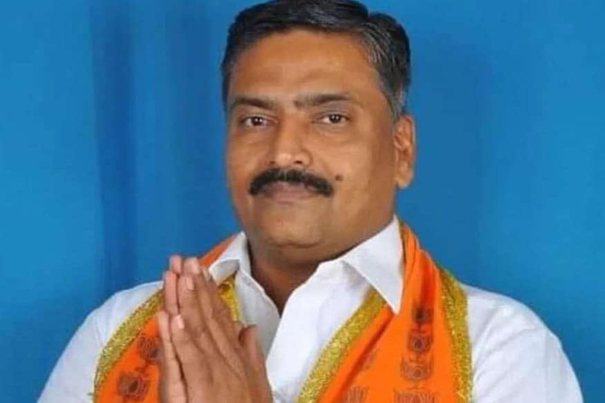 સુરત : વરાછાના કોર્પોરેટર (Varachha Councillor) પર હત્યાના ઇરાદે કરવામાં આવેલા ફાયરિંગ પ્રકરણમાં કોર્પોરેટર ભરત મોના (Bharat Mona) કંઈ બોલી નથી રહ્યા. બીજી તરફ પોલીસે આ ગુનામાં હુમલો કરનાર અને સોપારી લેનાર સુધી પહોંચવા માટે ભરત મોનાની પ્રકૃતિનો અભ્યાસ કરી રહી છે. જમીન વિવાદ ઉપર અંગત કારણોસર થયેલા ઝઘડા પોલીસ (Surat Police) તપાસનો મુદ્દો બન્યા છે. આ તપાસ ભરવાડ અને ગઢવી યુવક ફરતે કેન્દ્રીત થઇ છે. ભરત મોનાના એક સમયના સાથી એવા આ યુવકોએ કોઇક ખટરાગમાં પાઠ ભણાવવા ફાયરિંગ કરાવ્યાની વાત બહાર આવી છે. જોકે, પોલીસે અલગ લાગે ટીમ સાથે અમદાવાદ ક્રાઇમ બ્રાન્ચ (Crime Branch) અને એટીએસ (ATS) પણ આ મામલે તપાસ કરી રહી હોવાનું સામે આવ્યું છે. સાથે સાથે ગુનાની જગ્યા પરના સીસીટીવી (CCTV) પણ તપાસવામાં આવી રહ્યા છે. સુરત : વરાછાના કોર્પોરેટર (Varachha Councillor) પર હત્યાના ઇરાદે કરવામાં આવેલા ફાયરિંગ પ્રકરણમાં કોર્પોરેટર ભરત મોના (Bharat Mona) કંઈ બોલી નથી રહ્યા. બીજી તરફ પોલીસે આ ગુનામાં હુમલો કરનાર અને સોપારી લેનાર સુધી પહોંચવા માટે ભરત મોનાની પ્રકૃતિનો અભ્યાસ કરી રહી છે. જમીન વિવાદ ઉપર અંગત કારણોસર થયેલા ઝઘડા પોલીસ (Surat Police) તપાસનો મુદ્દો બન્યા છે. આ તપાસ ભરવાડ અને ગઢવી યુવક ફરતે કેન્દ્રીત થઇ છે. ભરત મોનાના એક સમયના સાથી એવા આ યુવકોએ કોઇક ખટરાગમાં પાઠ ભણાવવા ફાયરિંગ કરાવ્યાની વાત બહાર આવી છે. જોકે, પોલીસે અલગ લાગે ટીમ સાથે અમદાવાદ ક્રાઇમ બ્રાન્ચ (Crime Branch) અને એટીએસ (ATS) પણ આ મામલે તપાસ કરી રહી હોવાનું સામે આવ્યું છે. સાથે સાથે ગુનાની જગ્યા પરના સીસીટીવી (CCTV) પણ તપાસવામાં આવી રહ્યા છે.