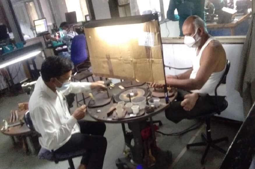કિર્તેશ પટેલ, સુરતઃ કોરોનાની મહામારીના (corona pandemic) પગલે સુરત મહાનગરપાલિકા દ્વારા હીરાના કારખાનાઓ માટે નવી ગાઇડલાઇન જાહેર કરવામાં આવી છે. જે ગાઈડલાઈન(guideline) ચિરાગ કારખાનાના માલિકો ચુસ્ત પાલન પણ કરી રહ્યા છે. પરંતુ તંત્ર દ્વારા હીરાની ઘંટી પર એક જ રત્ન કલાકારને (Gem artist) બેસાડવા માટેની સુચના સામે હીરાના કારખાનાના માલિકોએ નારાજગી દર્શાવી છે. રત્ન કલાકારો વચ્ચે સોશિયલ ડિસ્ટનસિંગ (Social distance) જળવાઈ તે માટે હીરાની એક ઘંટી પર બે રત્ન કલાકારો વચ્ચે ડેસ્ક બોક્સ (Desk box) બનાવવામાં આવ્યું છે. જેની સામે પણ તંત્રે વાંધો ઉઠાવતાં નવી એસઓપીમાં સુધારો કરવા માટેની માંગ કરવામાં આવી છે. કિર્તેશ પટેલ, સુરતઃ કોરોનાની મહામારીના (corona pandemic) પગલે સુરત મહાનગરપાલિકા દ્વારા હીરાના કારખાનાઓ માટે નવી ગાઇડલાઇન જાહેર કરવામાં આવી છે. જે ગાઈડલાઈન(guideline) ચિરાગ કારખાનાના માલિકો ચુસ્ત પાલન પણ કરી રહ્યા છે. પરંતુ તંત્ર દ્વારા હીરાની ઘંટી પર એક જ રત્ન કલાકારને (Gem artist) બેસાડવા માટેની સુચના સામે હીરાના કારખાનાના માલિકોએ નારાજગી દર્શાવી છે. રત્ન કલાકારો વચ્ચે સોશિયલ ડિસ્ટનસિંગ (Social distance) જળવાઈ તે માટે હીરાની એક ઘંટી પર બે રત્ન કલાકારો વચ્ચે ડેસ્ક બોક્સ (Desk box) બનાવવામાં આવ્યું છે. જેની સામે પણ તંત્રે વાંધો ઉઠાવતાં નવી એસઓપીમાં સુધારો કરવા માટેની માંગ કરવામાં આવી છે.