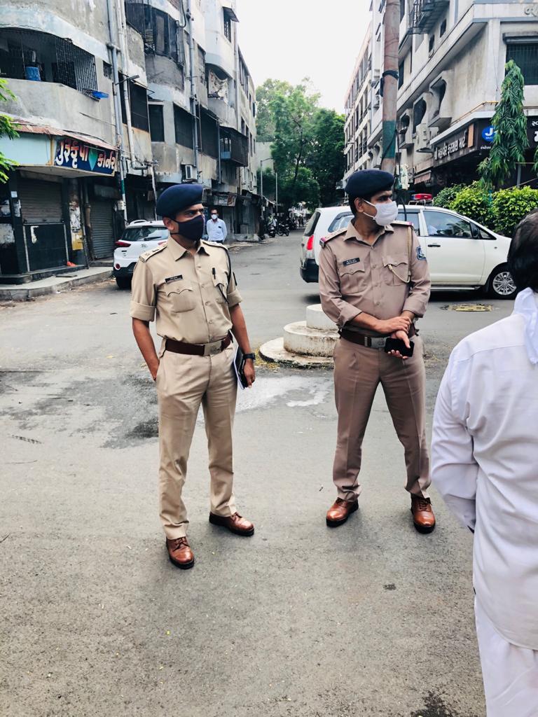 રાજ્ય સરકાર દ્વારા કોરોનાને અંકુશમાં લેવા તમામ પ્રકારનાં પ્રયાસો ચાલી રહયા છે. આ અધિકારીઓ સુરતમાં અલગ અલગ સોસાયટીમાં જઈને લોકોને કોરોનાનાં માહિતી આપે છે તેમજ કહે છે કે કોરોના સામે કેવી રીતે લડવું એનાં કરતા એનાથી બચવા કેવા પ્રકાર ના પગલાં લેવા તે પ્રકાર નું માર્ગદર્શન આપવા માં આવે છે. રાજ્ય સરકાર દ્વારા કોરોનાને અંકુશમાં લેવા તમામ પ્રકારનાં પ્રયાસો ચાલી રહયા છે. આ અધિકારીઓ સુરતમાં અલગ અલગ સોસાયટીમાં જઈને લોકોને કોરોનાનાં માહિતી આપે છે તેમજ કહે છે કે કોરોના સામે કેવી રીતે લડવું એનાં કરતા એનાથી બચવા કેવા પ્રકાર ના પગલાં લેવા તે પ્રકાર નું માર્ગદર્શન આપવા માં આવે છે.