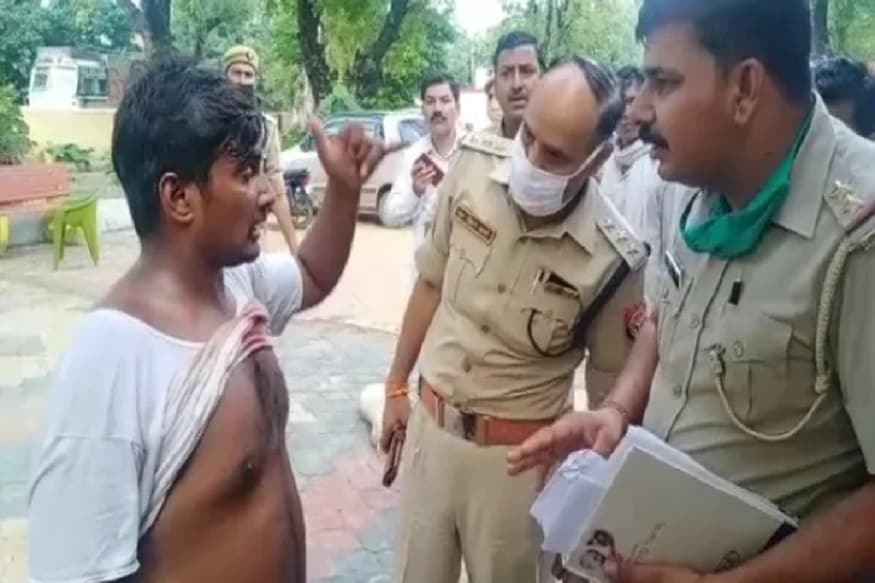 મુઝફ્ફરનગરઃ ઉત્તર પ્રદેશના (Uttar Pradesh) મુઝફ્ફરનગરના તિતાવી પોલીસ સ્ટેશનમાં (Police station) ત્યારે દોડધામ મચી જ્યારે ઘાયલ અવસ્થામાં એક યુવક પોલીસ સ્ટેશન પહોંચ્યો હતો. અને તેના ઉપર કેટલાક બાઈક સવારોએ ફાયરિંગ (Firing) કર્યું હોવાના આરોપ લગાવ્યો હતો. આ યુવકની છાતીમાં ગોળી વાગી હતી. હાજર પોલીસ કર્મચારીઓએ ઘાયલ યુવકને સારવાર માટે હોસ્પિટલમાં (hospital) દાખલ કરવામાં આવ્યો હતો. જ્યારે પોલીસે આરીપોઓને પકડવાના ચક્રોગતિમાન કર્યા છે. મુઝફ્ફરનગરઃ ઉત્તર પ્રદેશના (Uttar Pradesh) મુઝફ્ફરનગરના તિતાવી પોલીસ સ્ટેશનમાં (Police station) ત્યારે દોડધામ મચી જ્યારે ઘાયલ અવસ્થામાં એક યુવક પોલીસ સ્ટેશન પહોંચ્યો હતો. અને તેના ઉપર કેટલાક બાઈક સવારોએ ફાયરિંગ (Firing) કર્યું હોવાના આરોપ લગાવ્યો હતો. આ યુવકની છાતીમાં ગોળી વાગી હતી. હાજર પોલીસ કર્મચારીઓએ ઘાયલ યુવકને સારવાર માટે હોસ્પિટલમાં (hospital) દાખલ કરવામાં આવ્યો હતો. જ્યારે પોલીસે આરીપોઓને પકડવાના ચક્રોગતિમાન કર્યા છે.