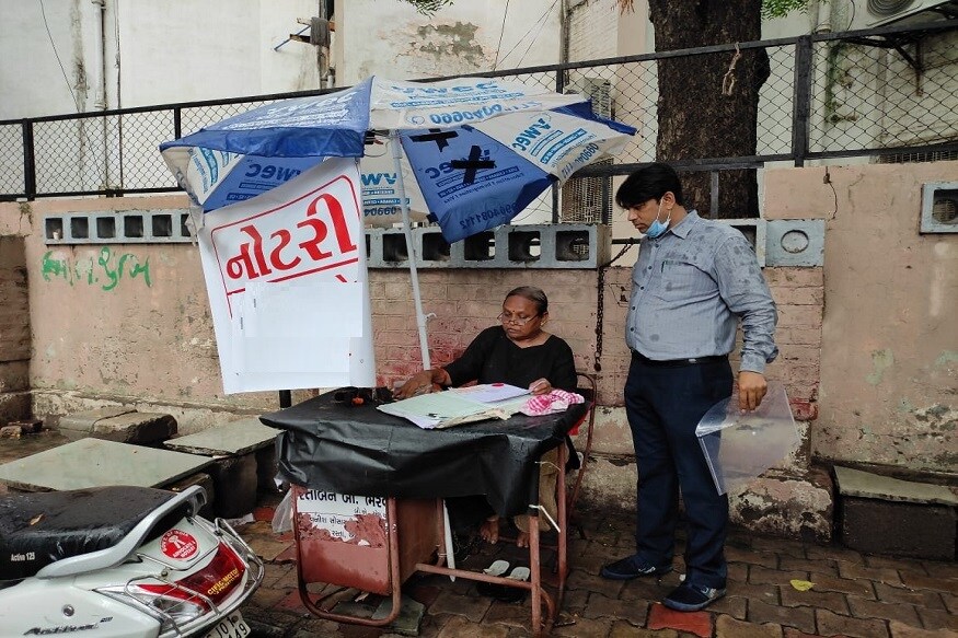 સંજય જોશી, અમદાવાદ : ફૂટપાથ પર પોતાનો વ્યવસાય કરતા તસવીરોમાં જોવા મળી રહેલા આ તમામ લોકો કાળા કોટ અને વાઈટ કોલર વાળા વ્યવસાયે વકીલ છે કે જેઓ મોટાભાગે હવે કાળો કોટ પહેરવાનું પણ કોર્ટ બંધ હોવાથી ભૂલી ગયા છે. સંજય જોશી, અમદાવાદ : ફૂટપાથ પર પોતાનો વ્યવસાય કરતા તસવીરોમાં જોવા મળી રહેલા આ તમામ લોકો કાળા કોટ અને વાઈટ કોલર વાળા વ્યવસાયે વકીલ છે કે જેઓ મોટાભાગે હવે કાળો કોટ પહેરવાનું પણ કોર્ટ બંધ હોવાથી ભૂલી ગયા છે.