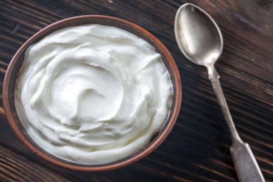 દહી (Yogurt): અનેક લોકોને દૂધ પચતું નથી અથવા દૂધ પીવાથી તેમને સાઈડ ઈફેક્ટ થાય છે. પરંતુ દહીં એક એવું ખાદ્ય આહાર છે જે લગભગ દરેક લોકો માટે ફાયદામંદ છે. જો તમને પેટ કે પેટના નિચેના ભાગમાં બળતરાની ફરિયાદ હોય તો તમે દહીંનું સેવન કરી શખો છો. દહીના સેવનથી ઈમ્યૂન પાવર વધે છે. આ સાથે જ પાચન તંત્રમાં પણ વધારો કરવામાં મદદ કરે છે. દહી (Yogurt): અનેક લોકોને દૂધ પચતું નથી અથવા દૂધ પીવાથી તેમને સાઈડ ઈફેક્ટ થાય છે. પરંતુ દહીં એક એવું ખાદ્ય આહાર છે જે લગભગ દરેક લોકો માટે ફાયદામંદ છે. જો તમને પેટ કે પેટના નિચેના ભાગમાં બળતરાની ફરિયાદ હોય તો તમે દહીંનું સેવન કરી શખો છો. દહીના સેવનથી ઈમ્યૂન પાવર વધે છે. આ સાથે જ પાચન તંત્રમાં પણ વધારો કરવામાં મદદ કરે છે.