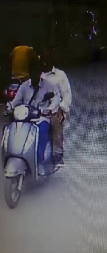 બાદમાં સોનાની ચેન પાછી ડ્રોઅરમાં ચંદ્રકાન્ત ભાઈ મુકવા ગયા ત્યારે બે ચેન ઓછી જણાઈ હતી. જેથી ચંદ્રકાન્ત ભાઈને જાણ થઈ ગઈ કે, આ બંને ગઠિયાઓ માસ્ક પહેરીને ઓળખાય નહિ તેમ 70 હજારની મતાની બે ચેન ચોરી કરી ફરાર થઈ ગયા છે. જેથી વાડજ પોલીસને જાણ કરતા પોલીસે તેઓની ફરિયાદ નોંધી આવા બે ગઠિયાઓ શોધખોળ હાથ ધરી છે. (રોડ પરના સીસીટીવી ફૂટેજમાંથી લીધેલી તસવીર) બાદમાં સોનાની ચેન પાછી ડ્રોઅરમાં ચંદ્રકાન્ત ભાઈ મુકવા ગયા ત્યારે બે ચેન ઓછી જણાઈ હતી. જેથી ચંદ્રકાન્ત ભાઈને જાણ થઈ ગઈ કે, આ બંને ગઠિયાઓ માસ્ક પહેરીને ઓળખાય નહિ તેમ 70 હજારની મતાની બે ચેન ચોરી કરી ફરાર થઈ ગયા છે. જેથી વાડજ પોલીસને જાણ કરતા પોલીસે તેઓની ફરિયાદ નોંધી આવા બે ગઠિયાઓ શોધખોળ હાથ ધરી છે. (રોડ પરના સીસીટીવી ફૂટેજમાંથી લીધેલી તસવીર)