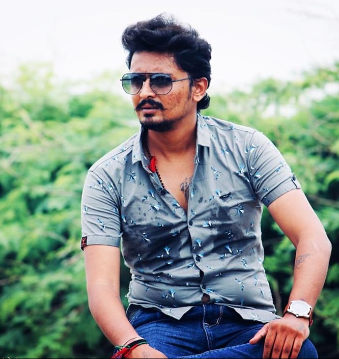 એસોસિએટ ડાયરેક્ટરે લગ્નની લાલચ આપી ફિલ્મ શૂટિંગના બહાને દ્વારકા, રાજકોટ, દિવ, ધારી વગેરે સ્થળોએ હોટલમાં તેમજ અમરેલીના ભાડેલ ગામે લઇ જઇ બંને ભાઈઓએ 6 માસ પહેલા દુષ્કર્મ ગુજાર્યું હતું. આ દરમિયાન યુવતી ત્રણ વાર ગર્ભવતી થઈ પણ કોઈ દવા આપી ગર્ભ પડાવી નાખવામાં આવ્યો હતો. યુવતીના પિતાના નિવૃત્તિના કુલ 9.60 લાખ રૂપિયા પણ યુવતી પાસે ટુકડે ટુકડે લઈ આરોપીએ પરત કર્યા નહતા. એસોસિએટ ડાયરેક્ટરે લગ્નની લાલચ આપી ફિલ્મ શૂટિંગના બહાને દ્વારકા, રાજકોટ, દિવ, ધારી વગેરે સ્થળોએ હોટલમાં તેમજ અમરેલીના ભાડેલ ગામે લઇ જઇ બંને ભાઈઓએ 6 માસ પહેલા દુષ્કર્મ ગુજાર્યું હતું. આ દરમિયાન યુવતી ત્રણ વાર ગર્ભવતી થઈ પણ કોઈ દવા આપી ગર્ભ પડાવી નાખવામાં આવ્યો હતો. યુવતીના પિતાના નિવૃત્તિના કુલ 9.60 લાખ રૂપિયા પણ યુવતી પાસે ટુકડે ટુકડે લઈ આરોપીએ પરત કર્યા નહતા.