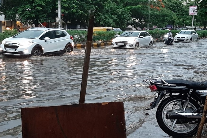 શહેરના ચાંદખેડા, રાણીપ, બોપલ, મણીનગર, બાપુનગર, નરોડા, એસજી હાઈવે, સરખેજ, બોડકદેવ, કાલુપુર, થલતેજ, ગોતા, વસ્ત્રાપુર, સેટેલાઈટ, શિવરંજની, જીવરાજપાર્ક, વેજલપુર, ચાંદલોડિયા, જ્યારે પૂર્વમાં વસ્ત્રાલ, નિકોલ, ઈસનપુર, સીટીએમ સહિતના વિસ્તારોમાં વરસાદે ધમાકેદાર એન્ટ્રી કરી હતી. શહેરના ચાંદખેડા, રાણીપ, બોપલ, મણીનગર, બાપુનગર, નરોડા, એસજી હાઈવે, સરખેજ, બોડકદેવ, કાલુપુર, થલતેજ, ગોતા, વસ્ત્રાપુર, સેટેલાઈટ, શિવરંજની, જીવરાજપાર્ક, વેજલપુર, ચાંદલોડિયા, જ્યારે પૂર્વમાં વસ્ત્રાલ, નિકોલ, ઈસનપુર, સીટીએમ સહિતના વિસ્તારોમાં વરસાદે ધમાકેદાર એન્ટ્રી કરી હતી.