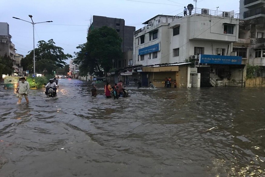 અમદાવાદ શહેરમાં 5 થી 7 એમ બે કલાક વરસાદ પડ્યો હતો. જેમાં સૌથી વધારે ગોતા વિસ્તારમાં 83.50 મીમી, બોડકદેવ વિસ્તારમાં 74 મીમી, દુધેશ્વર વિસ્તારમાં 55 મીમી, ચાંદખેડા વિસ્તારમાં 45.50 મીમી, ઉસ્માપુરા વિસ્તારમાં 44 મીમી, રાણીપ વિસ્તારમાં 29.50 મીમી, સરખેજ વિસ્તારમાં 29 મીમી વરસાદ નોંધાયો છે. અમદાવાદ શહેરમાં 5 થી 7 એમ બે કલાક વરસાદ પડ્યો હતો. જેમાં સૌથી વધારે ગોતા વિસ્તારમાં 83.50 મીમી, બોડકદેવ વિસ્તારમાં 74 મીમી, દુધેશ્વર વિસ્તારમાં 55 મીમી, ચાંદખેડા વિસ્તારમાં 45.50 મીમી, ઉસ્માપુરા વિસ્તારમાં 44 મીમી, રાણીપ વિસ્તારમાં 29.50 મીમી, સરખેજ વિસ્તારમાં 29 મીમી વરસાદ નોંધાયો છે.