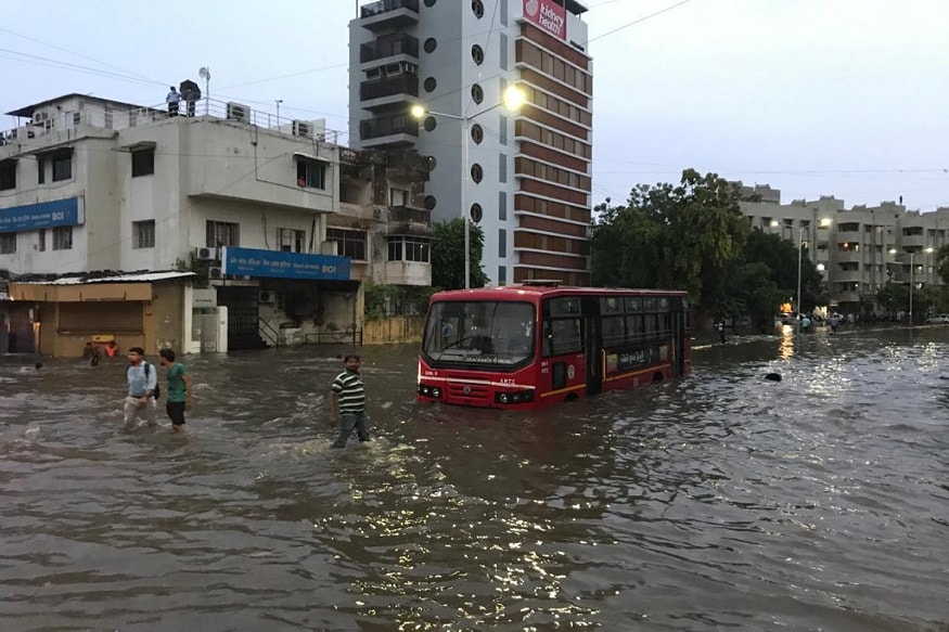 અમદાવાદ : અમદાવાદમાં મોડી સાંજે અચાનક વરસાદનું આગમન થયું છે. સમગ્ર શહેરમાં ગાજવીજ સાથે ભારે વરસાદ વરસી રહ્યો છે. વરસાદના કારણે વાતાવરણમાં ઠંડક પ્રસરી ગઈ છે અને લોકોએ ગરમીમાંથી રાહત અનુભવી છે. અમદાવાદ : અમદાવાદમાં મોડી સાંજે અચાનક વરસાદનું આગમન થયું છે. સમગ્ર શહેરમાં ગાજવીજ સાથે ભારે વરસાદ વરસી રહ્યો છે. વરસાદના કારણે વાતાવરણમાં ઠંડક પ્રસરી ગઈ છે અને લોકોએ ગરમીમાંથી રાહત અનુભવી છે.