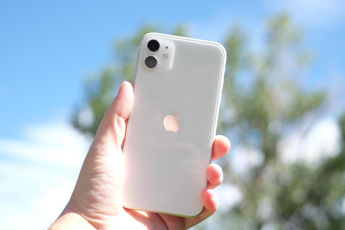 નવા Apple iPhone 11માં A13 ચિપસેટ આપ્યો છે. એપલે કહ્યું કે, આઇફોન 11માં પણ અત્યાસુધીનાં કોઇપણ સ્માર્ટફોનની સરખામણીમાં હાઇએસ્ટ વીડિયો ક્વૉલિટી મળશે. આ ફોનમાં અત્યાર સુધીનું ફાસ્ટેસ્ટ જીપીયુ પણ આપવામાં આવ્યું છે. Apple iPhone 11માં ઝૂમ અને વાઇડ કેમેરા ોટમાં ઘણું ધ્યાન આપવામાં આવ્યું છે. નવા Apple iPhone 11માં A13 ચિપસેટ આપ્યો છે. એપલે કહ્યું કે, આઇફોન 11માં પણ અત્યાસુધીનાં કોઇપણ સ્માર્ટફોનની સરખામણીમાં હાઇએસ્ટ વીડિયો ક્વૉલિટી મળશે. આ ફોનમાં અત્યાર સુધીનું ફાસ્ટેસ્ટ જીપીયુ પણ આપવામાં આવ્યું છે. Apple iPhone 11માં ઝૂમ અને વાઇડ કેમેરા ોટમાં ઘણું ધ્યાન આપવામાં આવ્યું છે.